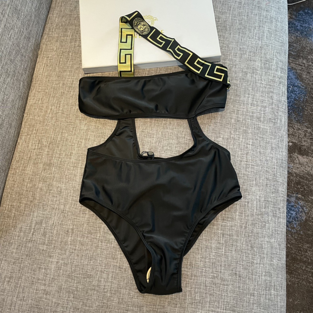 范思哲连体😍🥰适合多种场景的游泳衣🏊‍♀️海边 游泳池 温泉 水上乐园 漂流都可以😌内搭也完全可以 连体