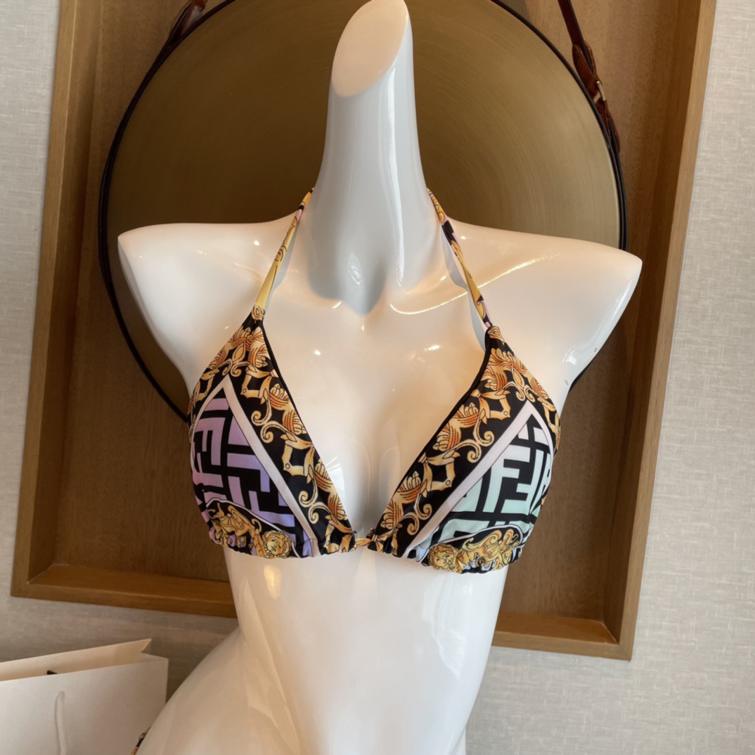 范思哲比基尼😍🥰适合多种场景的游泳衣🏊‍♀️海边 游泳池 温泉 水上乐园 漂流都可以😌内搭也完全可以 连