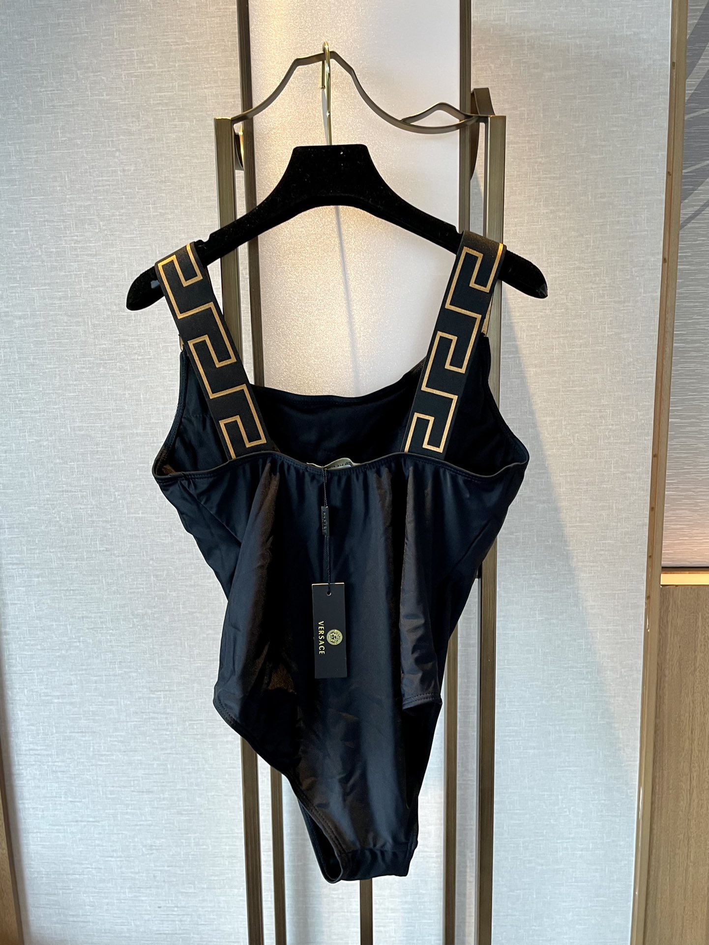 范思哲连体😍🥰适合多种场景的游泳衣🏊‍♀️海边 游泳池 温泉 水上乐园 漂流都可以😌内搭也完全可以 连体