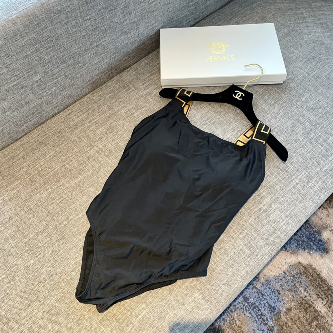 范思哲连体😍🥰适合多种场景的游泳衣🏊‍♀️海边 游泳池 温泉 水上乐园 漂流都可以😌内搭也完全可以 连体