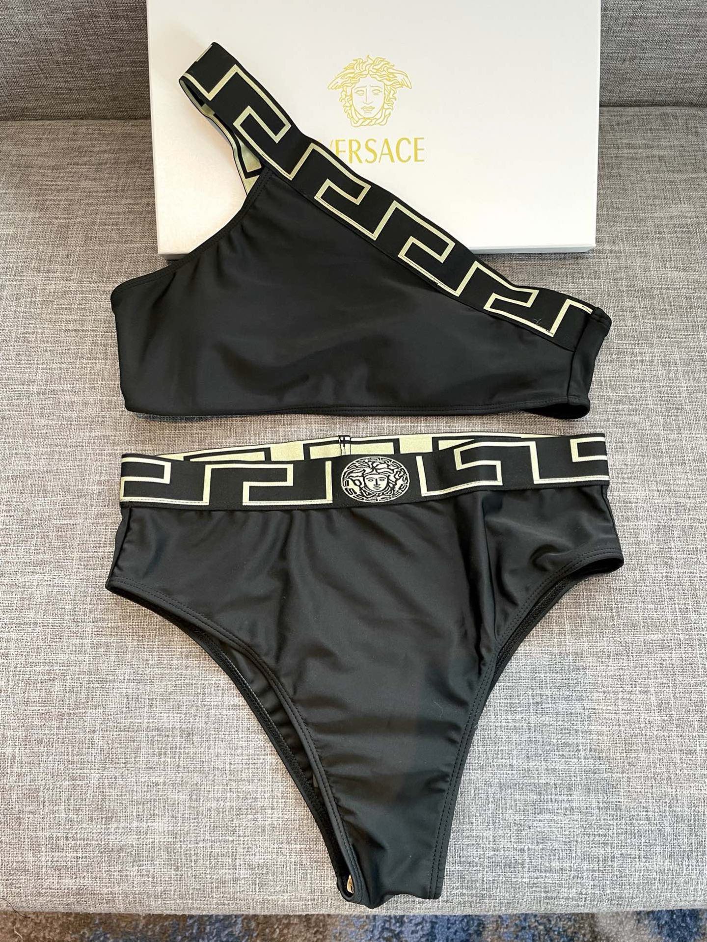 范思哲比基尼😍🥰适合多种场景的游泳衣🏊‍♀️海边 游泳池 温泉 水上乐园 漂流都可以😌内搭也完全可以 连