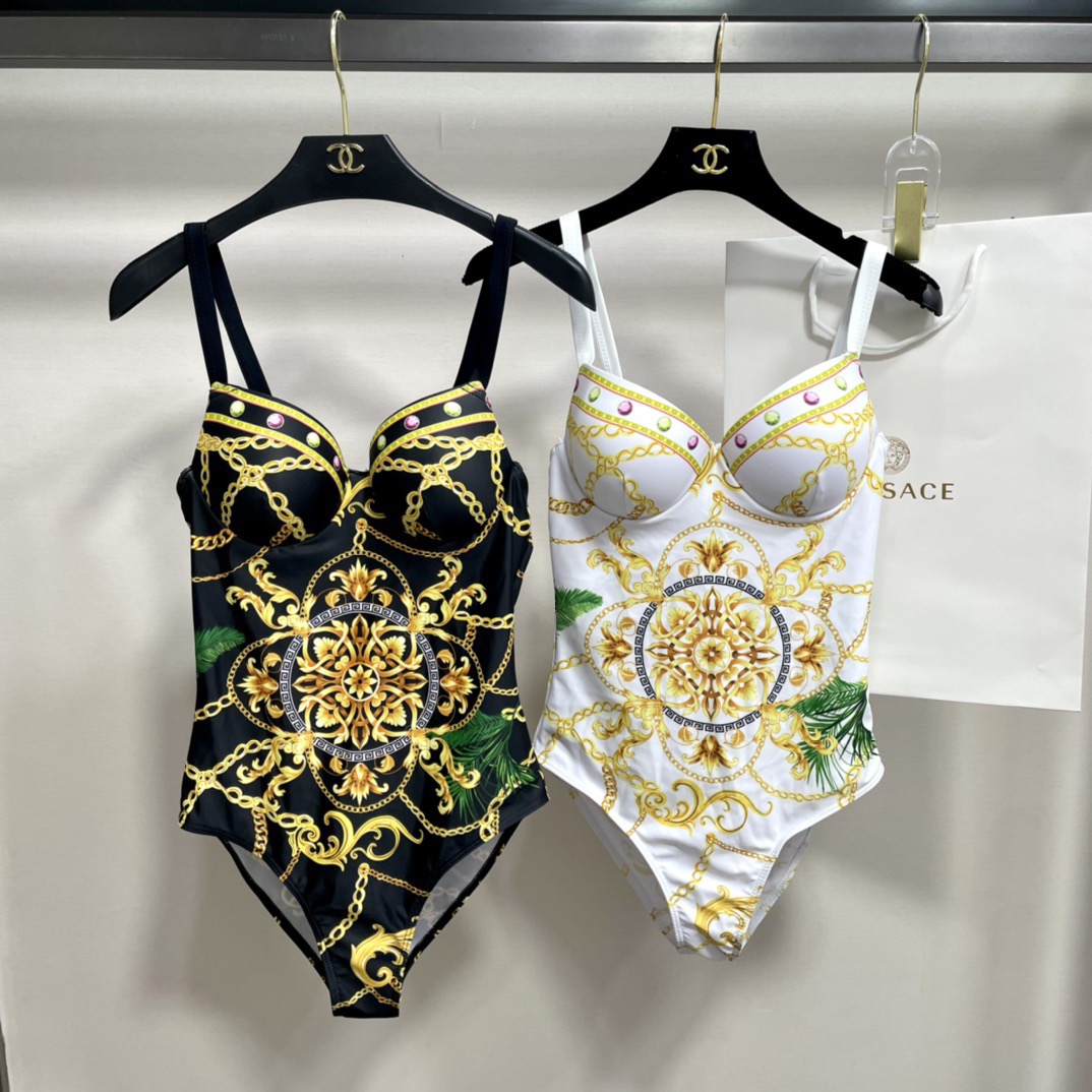 范思哲新款时尚潮流款 😍🥰适合多种场景的游泳衣🏊‍♀️海边 游泳池 温泉 水上乐园 漂流都可以😌内搭也完