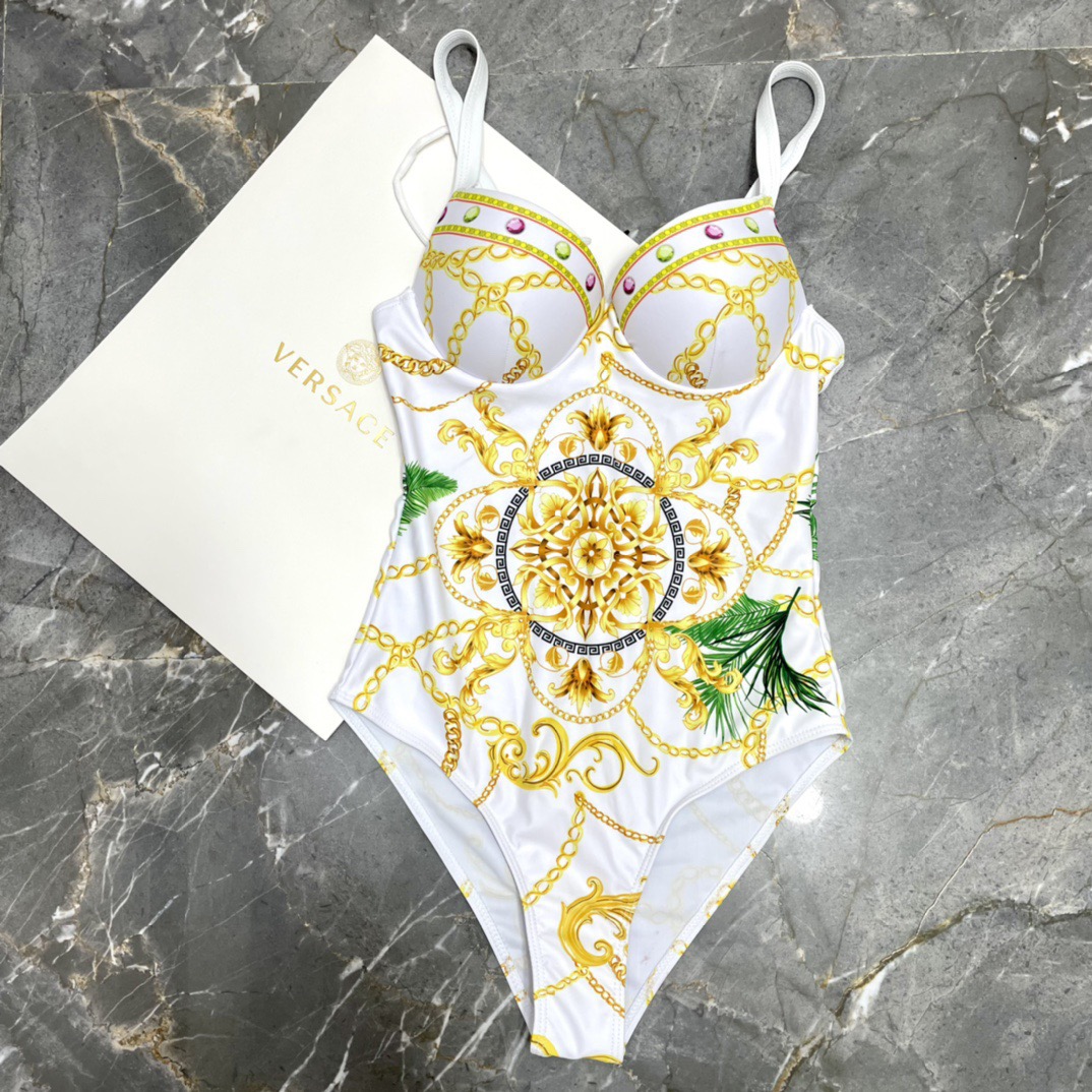 范思哲新款时尚潮流款 😍🥰适合多种场景的游泳衣🏊‍♀️海边 游泳池 温泉 水上乐园 漂流都可以😌内搭也完