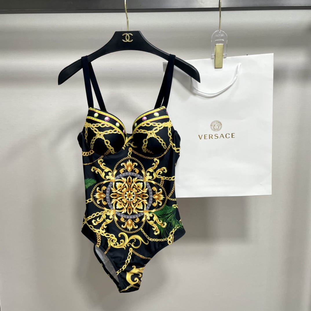 范思哲新款时尚潮流款 😍🥰适合多种场景的游泳衣🏊‍♀️海边 游泳池 温泉 水上乐园 漂流都可以😌内搭也完