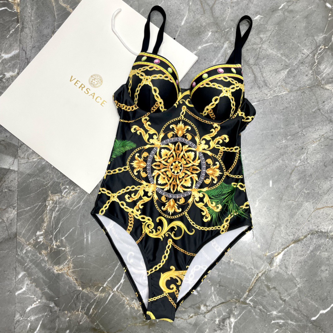范思哲新款时尚潮流款 😍🥰适合多种场景的游泳衣🏊‍♀️海边 游泳池 温泉 水上乐园 漂流都可以😌内搭也完