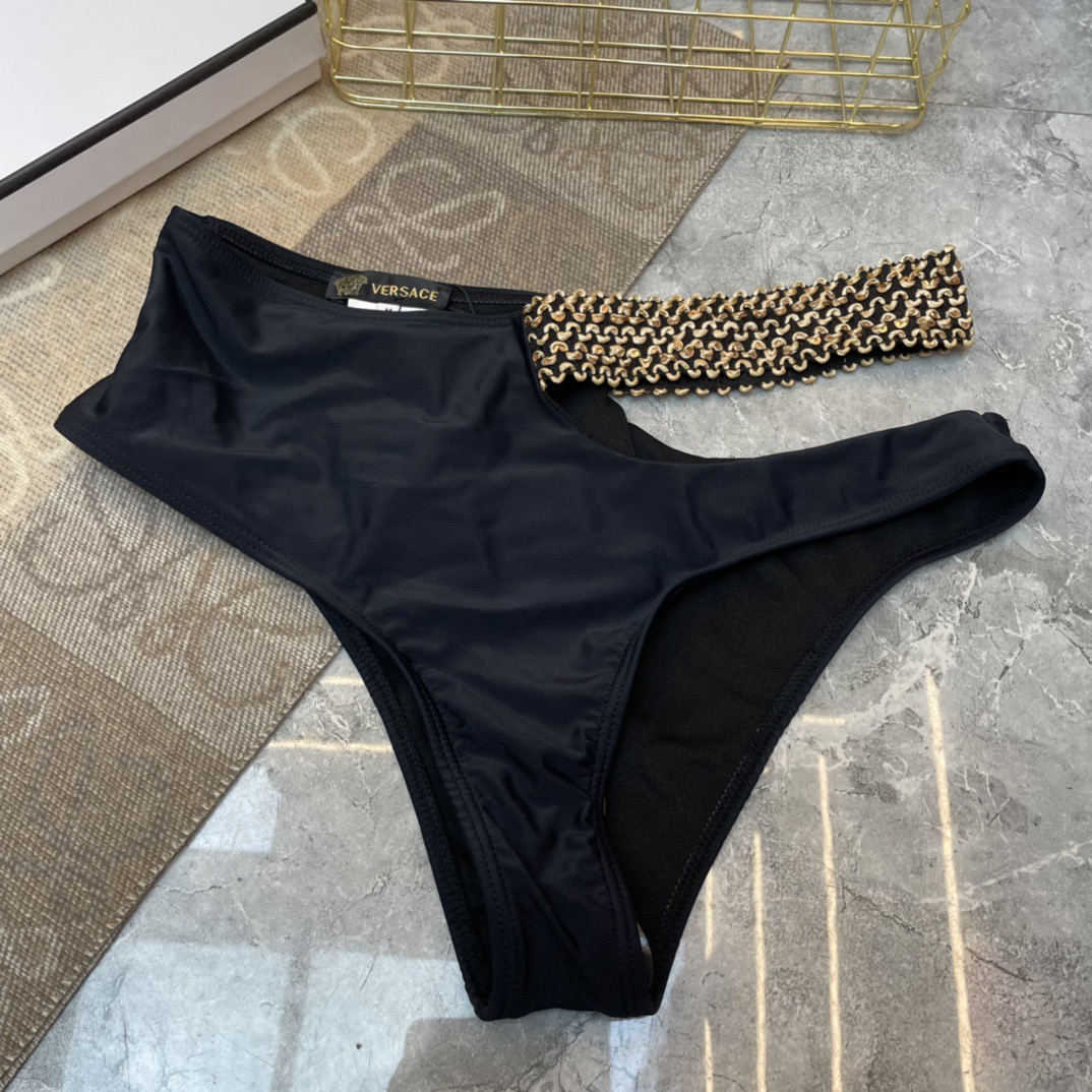 范思哲连体😍🥰适合多种场景的游泳衣🏊‍♀️海边 游泳池 温泉 水上乐园 漂流都可以😌内搭也完全可以 连体