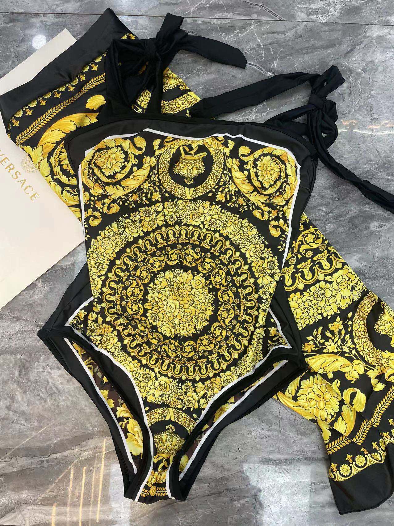 范思哲新款时尚潮流款 😍🥰适合多种场景的游泳衣🏊‍♀️海边 游泳池 温泉 水上乐园 漂流都可以😌内搭也完