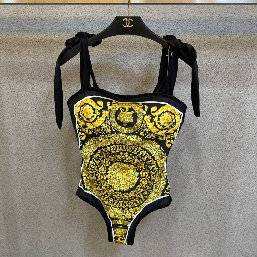 范思哲新款时尚潮流款 😍🥰适合多种场景的游泳衣🏊‍♀️海边 游泳池 温泉 水上乐园 漂流都可以😌内搭也完