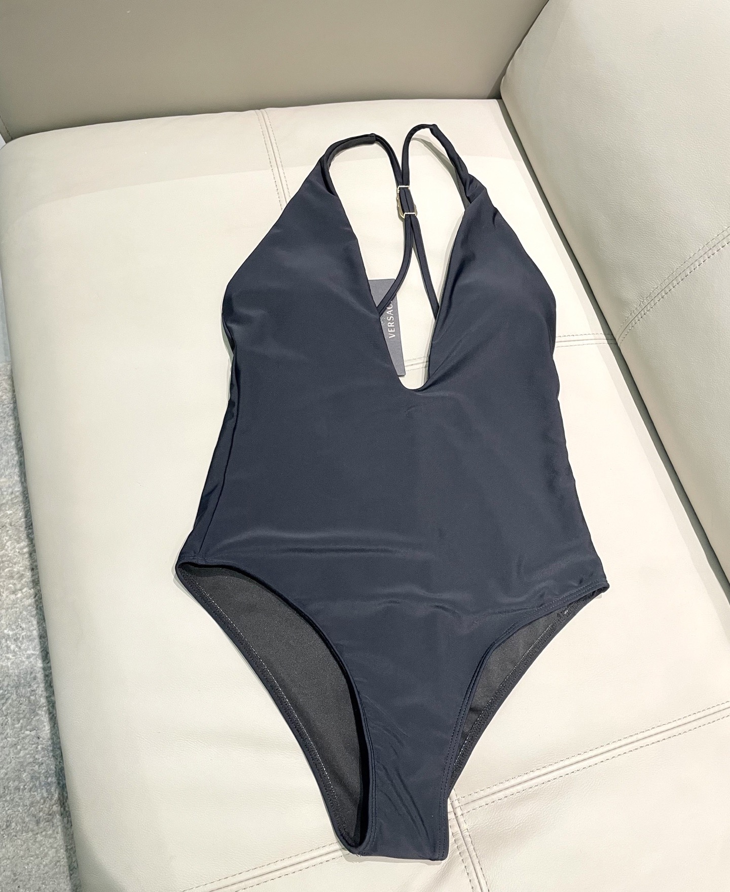 范思哲新款时尚潮流款 😍🥰适合多种场景的游泳衣🏊‍♀️海边 游泳池 温泉 水上乐园 漂流都可以😌内搭也完