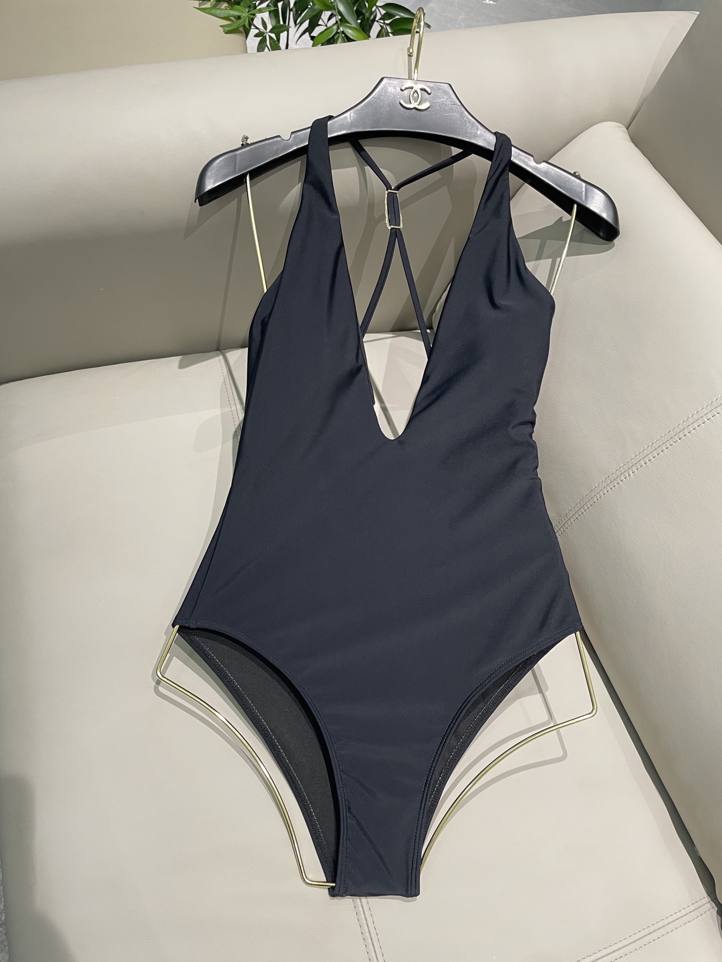 范思哲新款时尚潮流款 😍🥰适合多种场景的游泳衣🏊‍♀️海边 游泳池 温泉 水上乐园 漂流都可以😌内搭也完