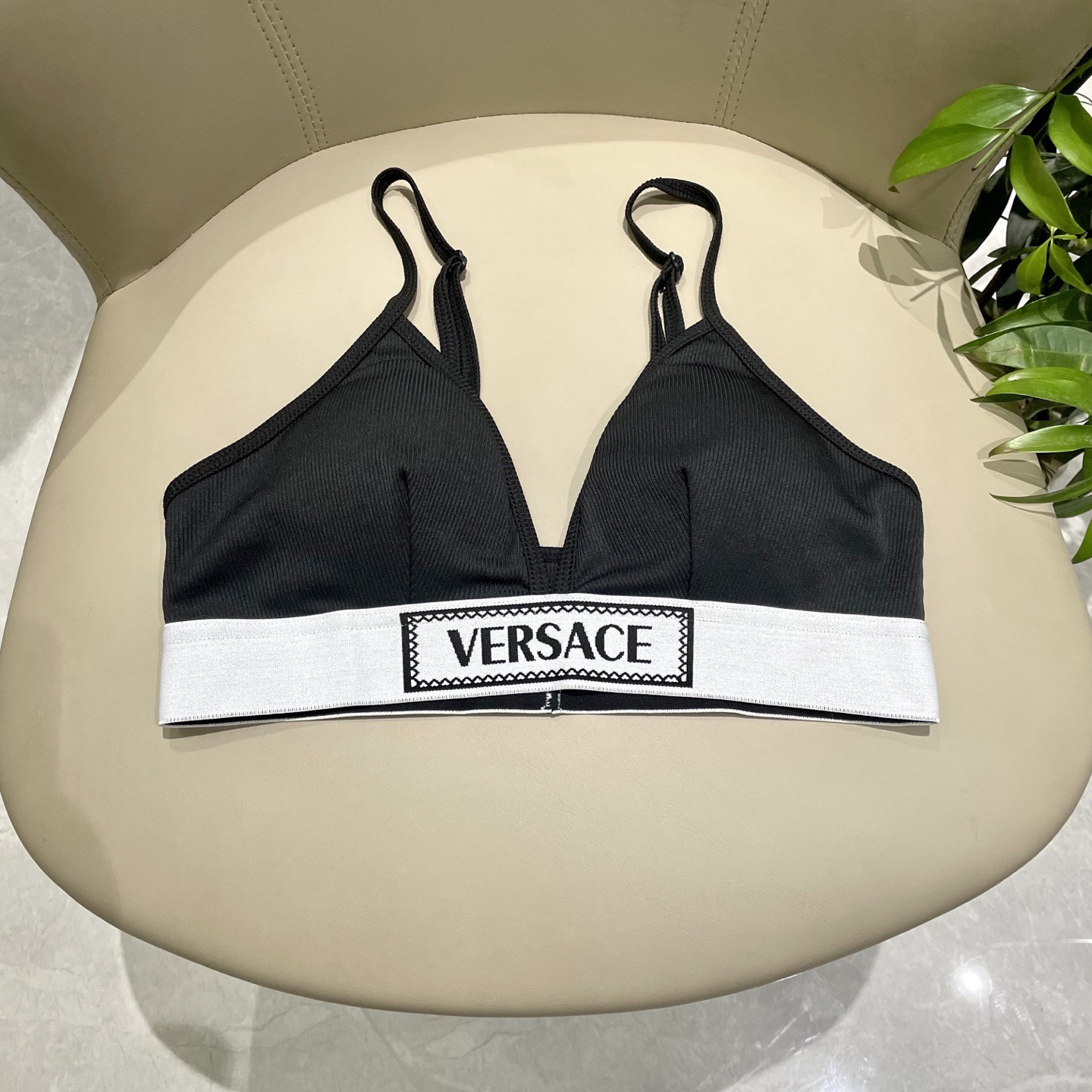 范思哲新款时尚潮流款 😍🥰适合多种场景的游泳衣🏊‍♀️海边 游泳池 温泉 水上乐园 漂流都可以😌内搭也完