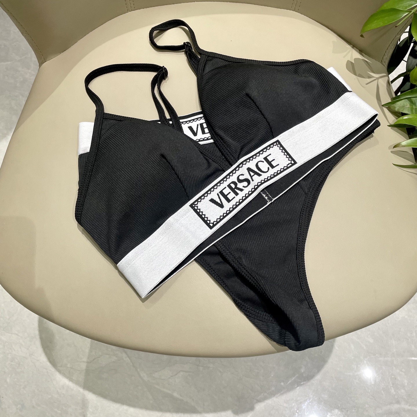 范思哲新款时尚潮流款 😍🥰适合多种场景的游泳衣🏊‍♀️海边 游泳池 温泉 水上乐园 漂流都可以😌内搭也完