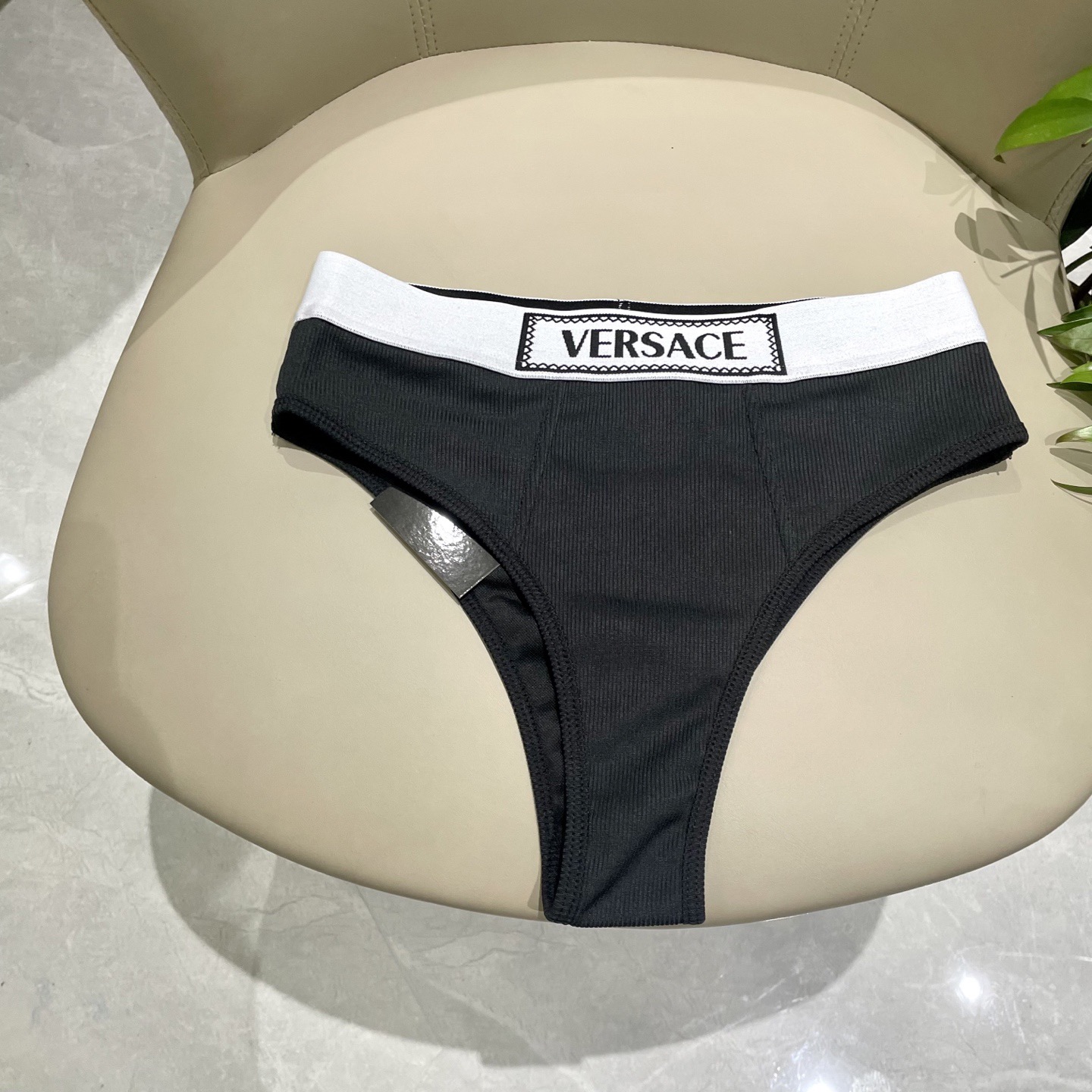 范思哲新款时尚潮流款 😍🥰适合多种场景的游泳衣🏊‍♀️海边 游泳池 温泉 水上乐园 漂流都可以😌内搭也完