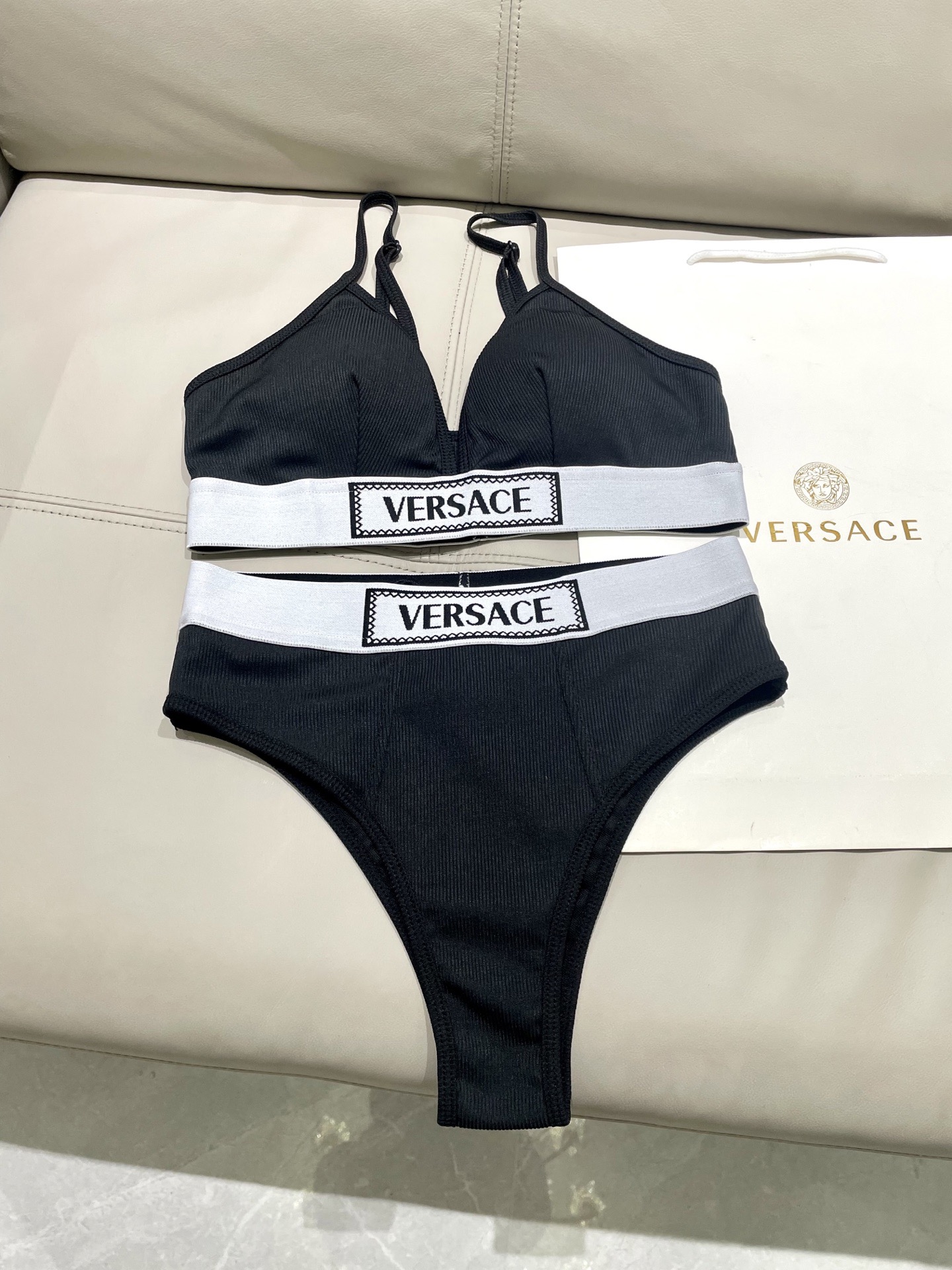 范思哲新款时尚潮流款 😍🥰适合多种场景的游泳衣🏊‍♀️海边 游泳池 温泉 水上乐园 漂流都可以😌内搭也完
