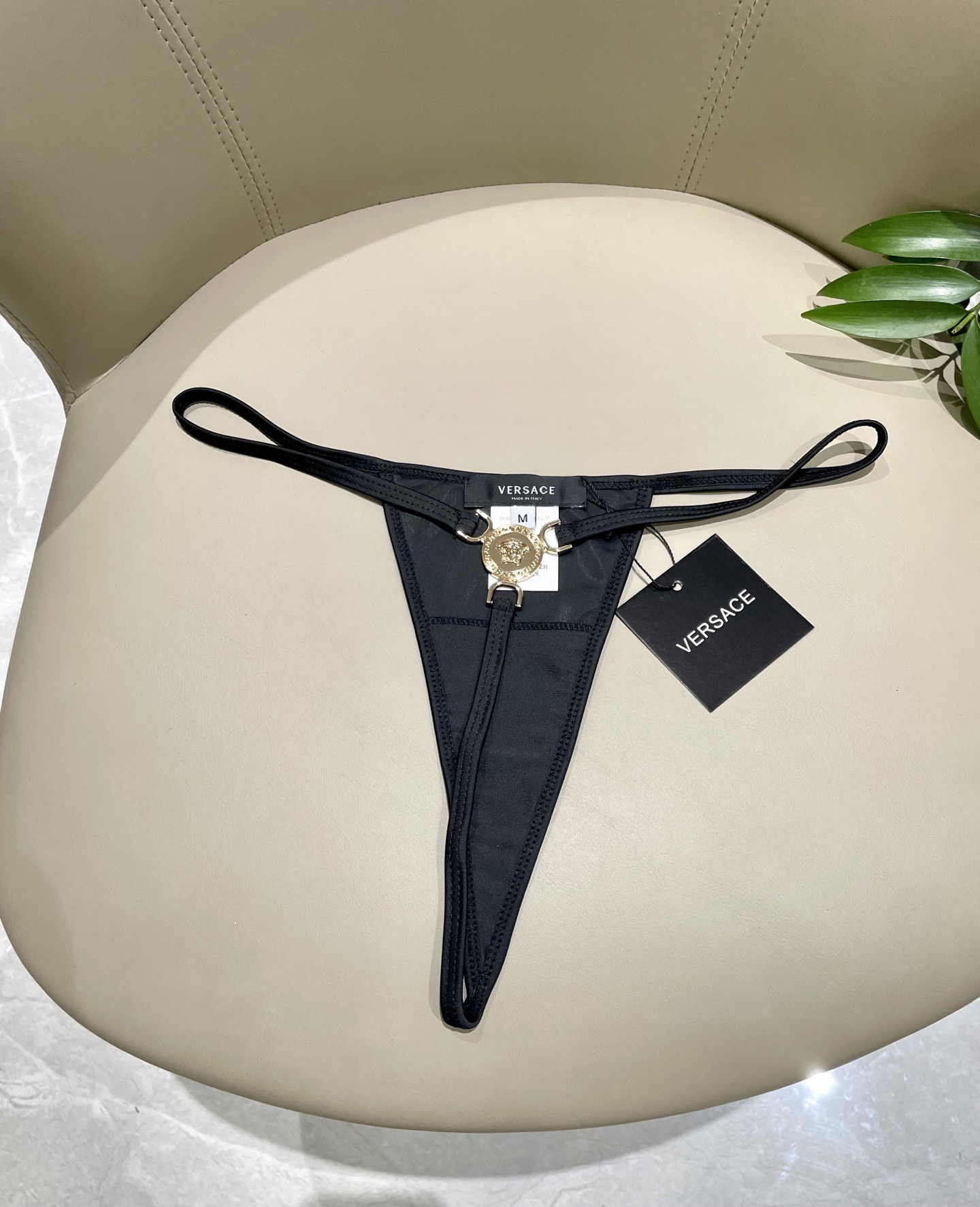 范思哲分体泳衣 比基尼👙丁字裤 🛒🆕 🆕🆕夏天🧊快到啦，这件泳衣太绝了，上身超A，又纯又欲🛍非常高级，泳