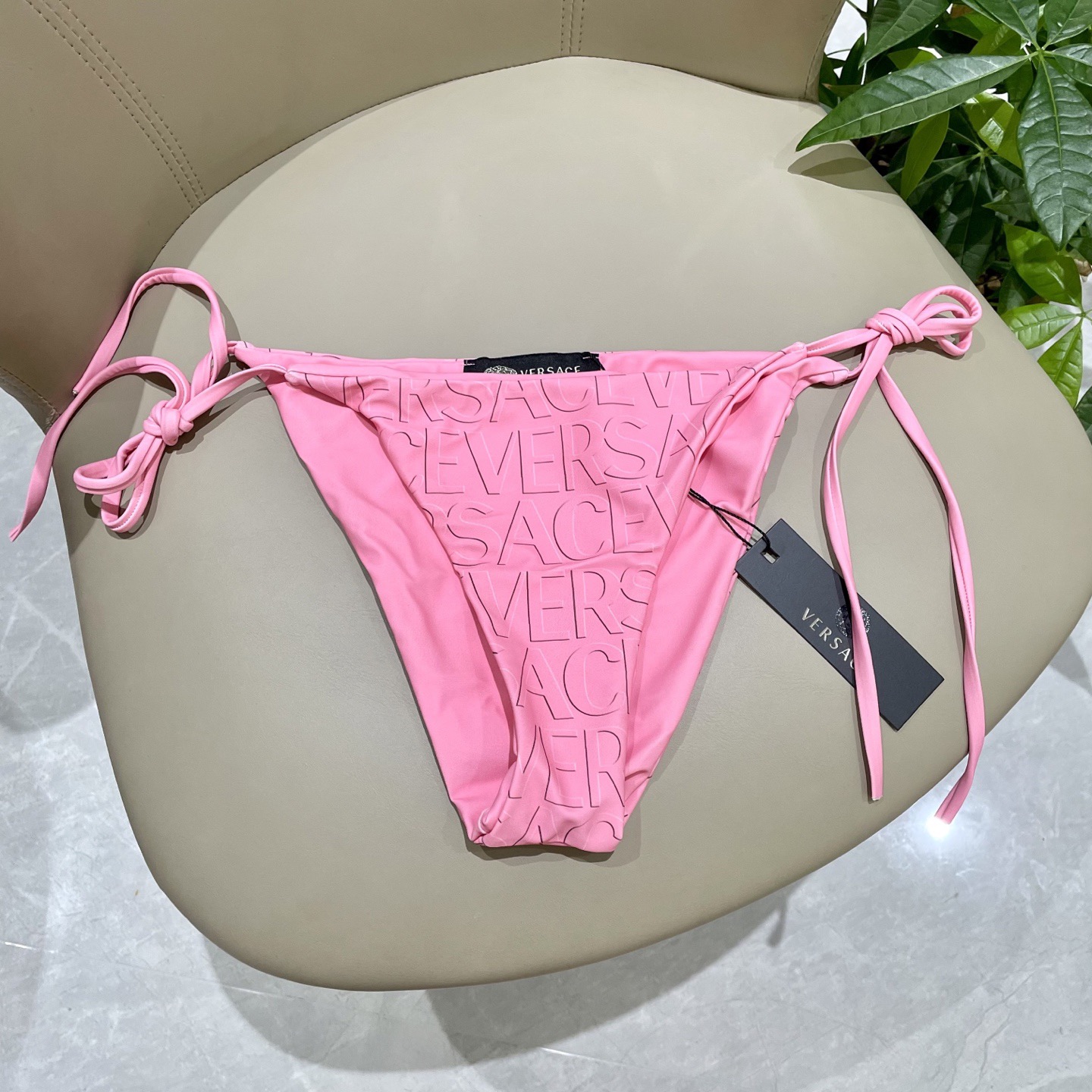范思哲新款比基尼泳衣😍🥰适合多种场景的游泳衣🏊‍♀️海边 游泳池 温泉 水上乐园 漂流都可以😌内搭也完全
