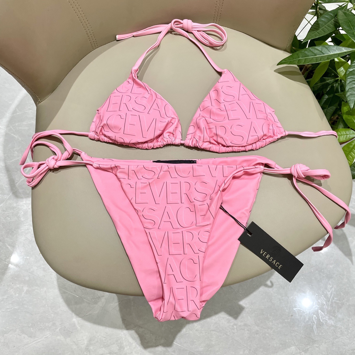 范思哲新款比基尼泳衣😍🥰适合多种场景的游泳衣🏊‍♀️海边 游泳池 温泉 水上乐园 漂流都可以😌内搭也完全