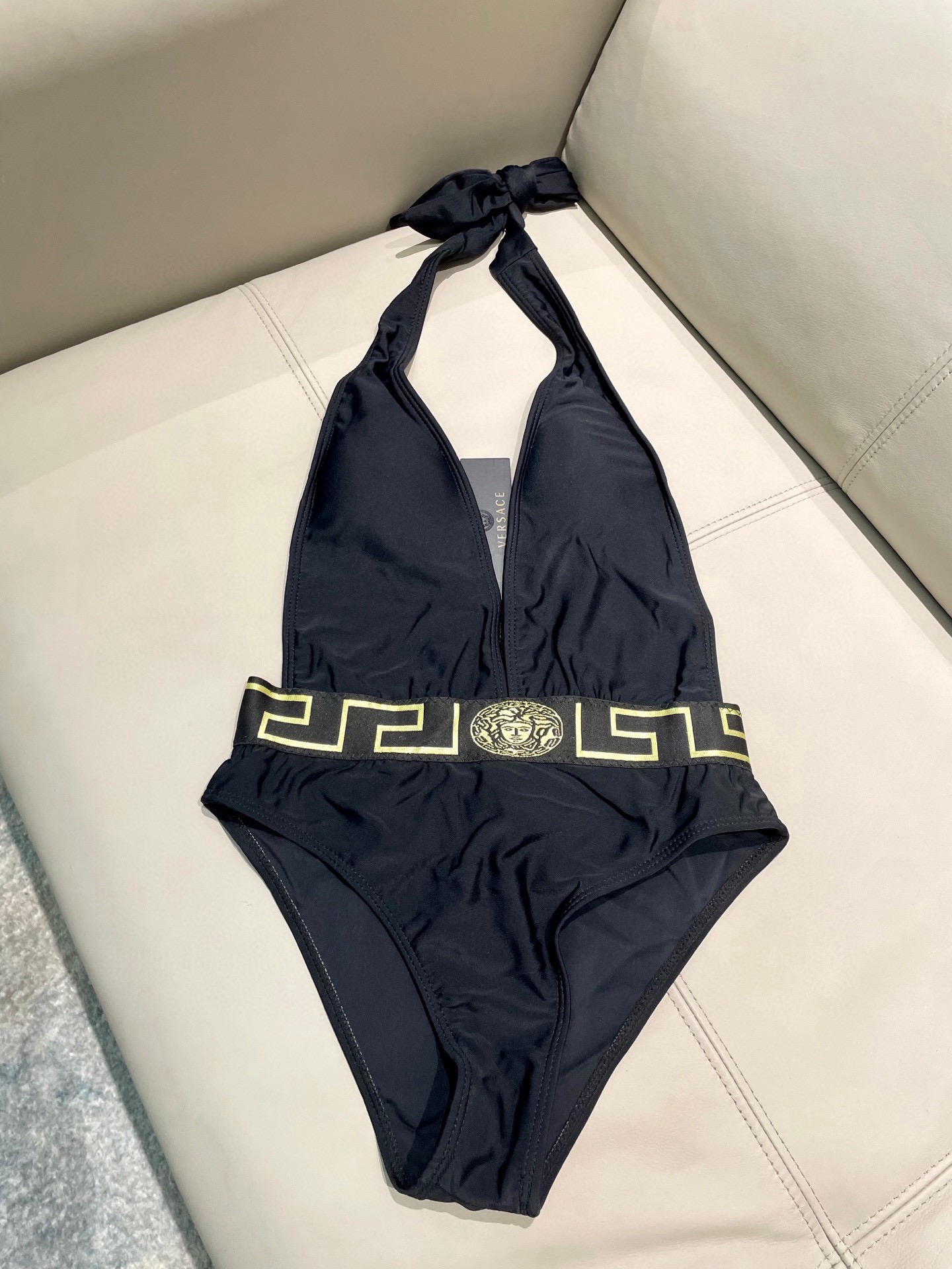 范思哲新款连体泳衣😍🥰适合多种场景的游泳衣🏊‍♀️海边 游泳池 温泉 水上乐园 漂流都可以😌内搭也完全可