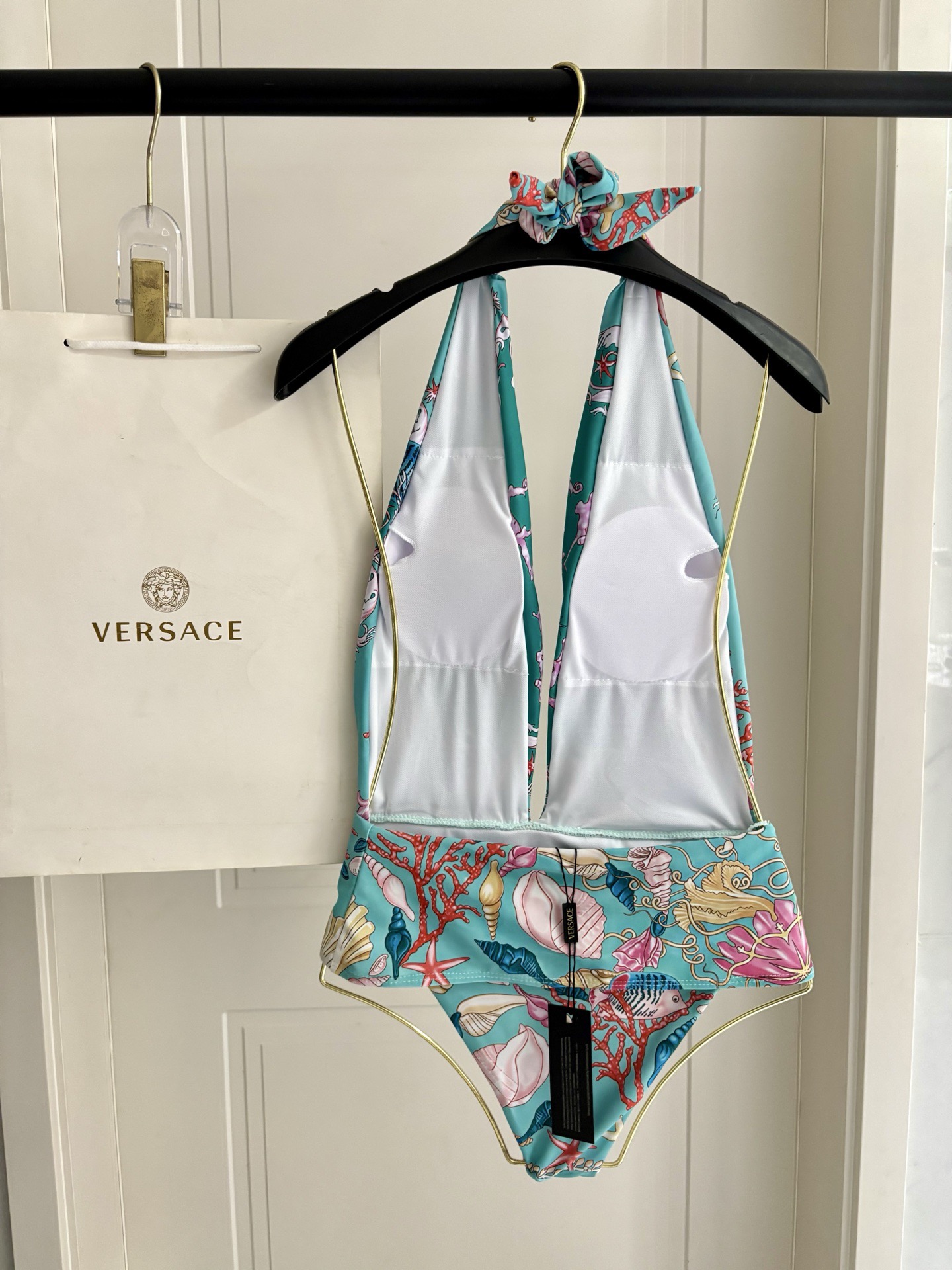 范思哲新款连体泳衣😍🥰适合多种场景的游泳衣🏊‍♀️海边 游泳池 温泉 水上乐园 漂流都可以😌内搭也完全可
