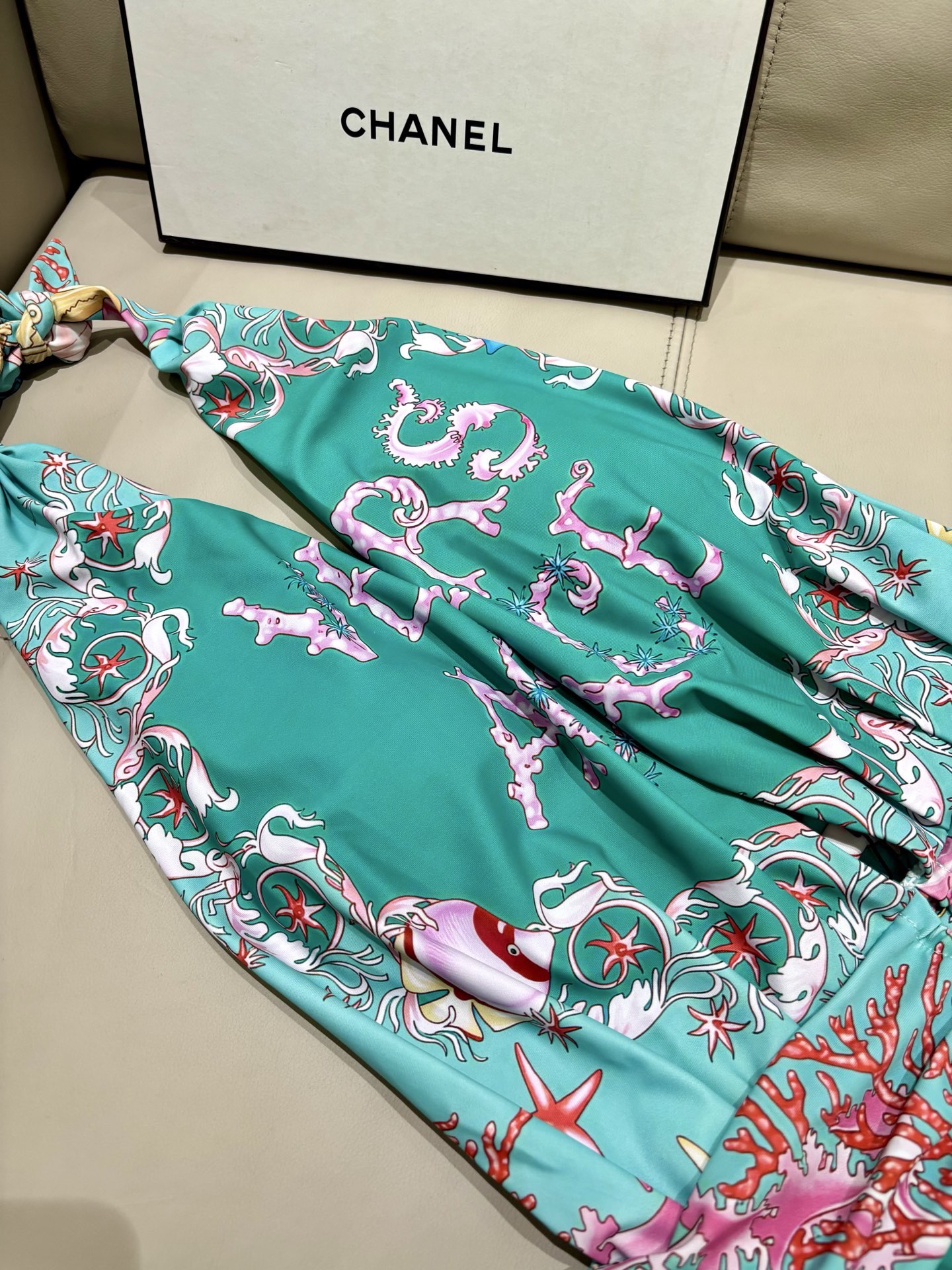 范思哲新款连体泳衣😍🥰适合多种场景的游泳衣🏊‍♀️海边 游泳池 温泉 水上乐园 漂流都可以😌内搭也完全可