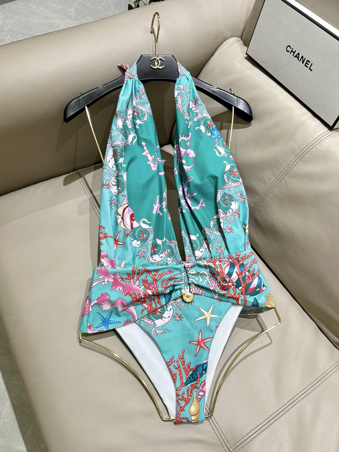 范思哲新款连体泳衣😍🥰适合多种场景的游泳衣🏊‍♀️海边 游泳池 温泉 水上乐园 漂流都可以😌内搭也完全可