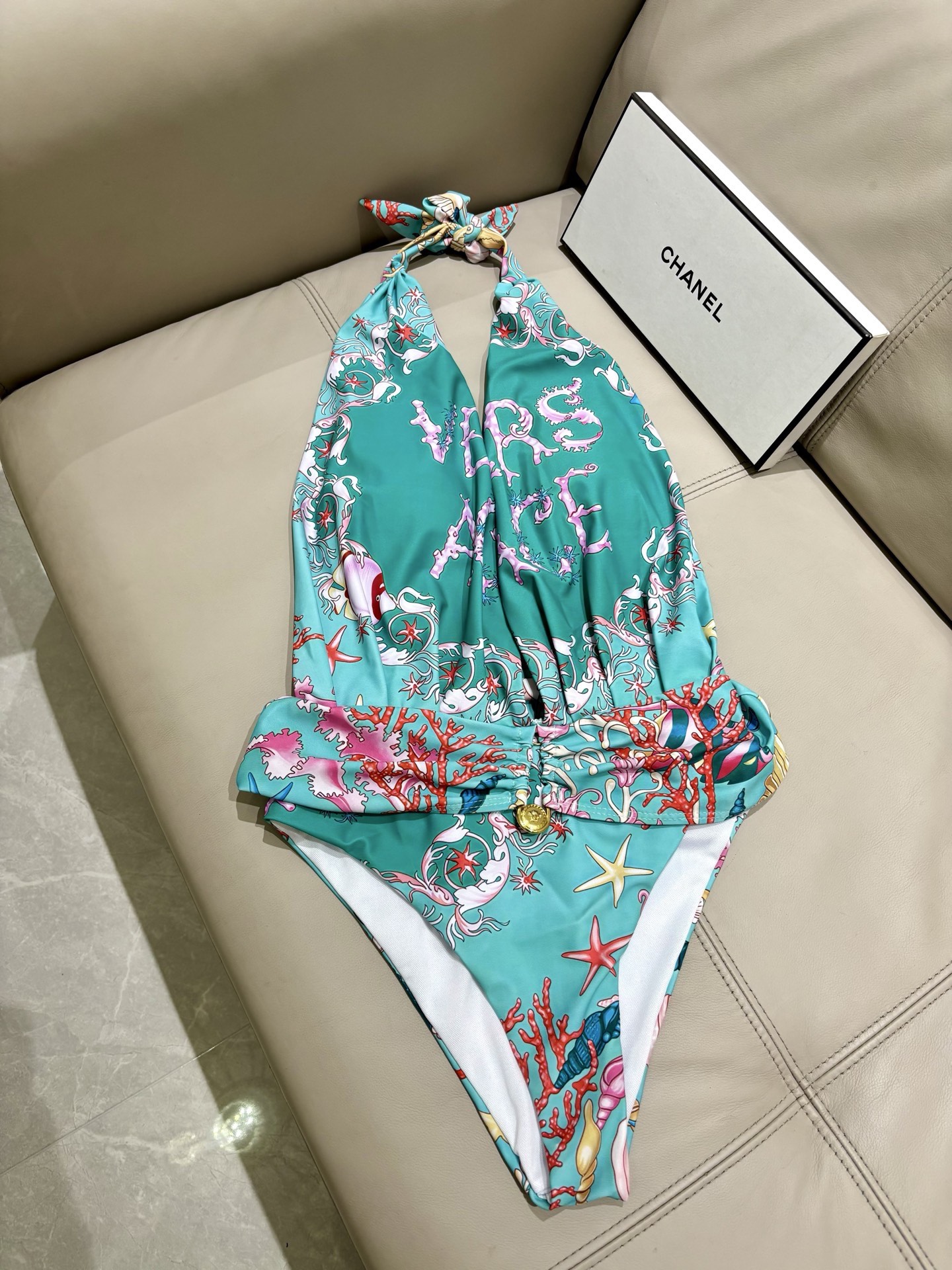 范思哲新款连体泳衣😍🥰适合多种场景的游泳衣🏊‍♀️海边 游泳池 温泉 水上乐园 漂流都可以😌内搭也完全可