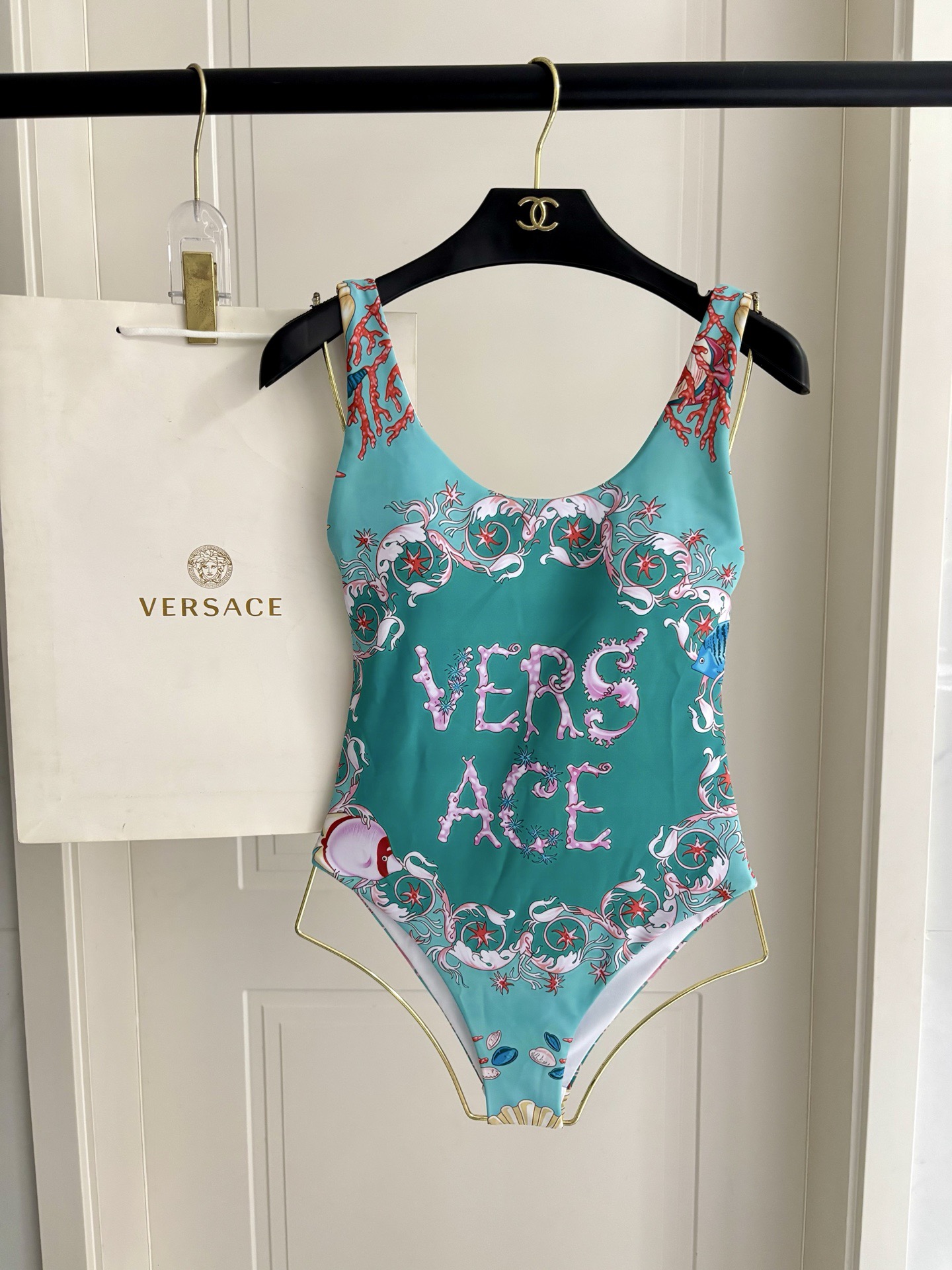 范思哲专柜新款连体泳衣 气质高雅 😍🥰适合多种场景的游泳衣🏊‍♀️海边 游泳池 温泉 水上乐园 漂流都可