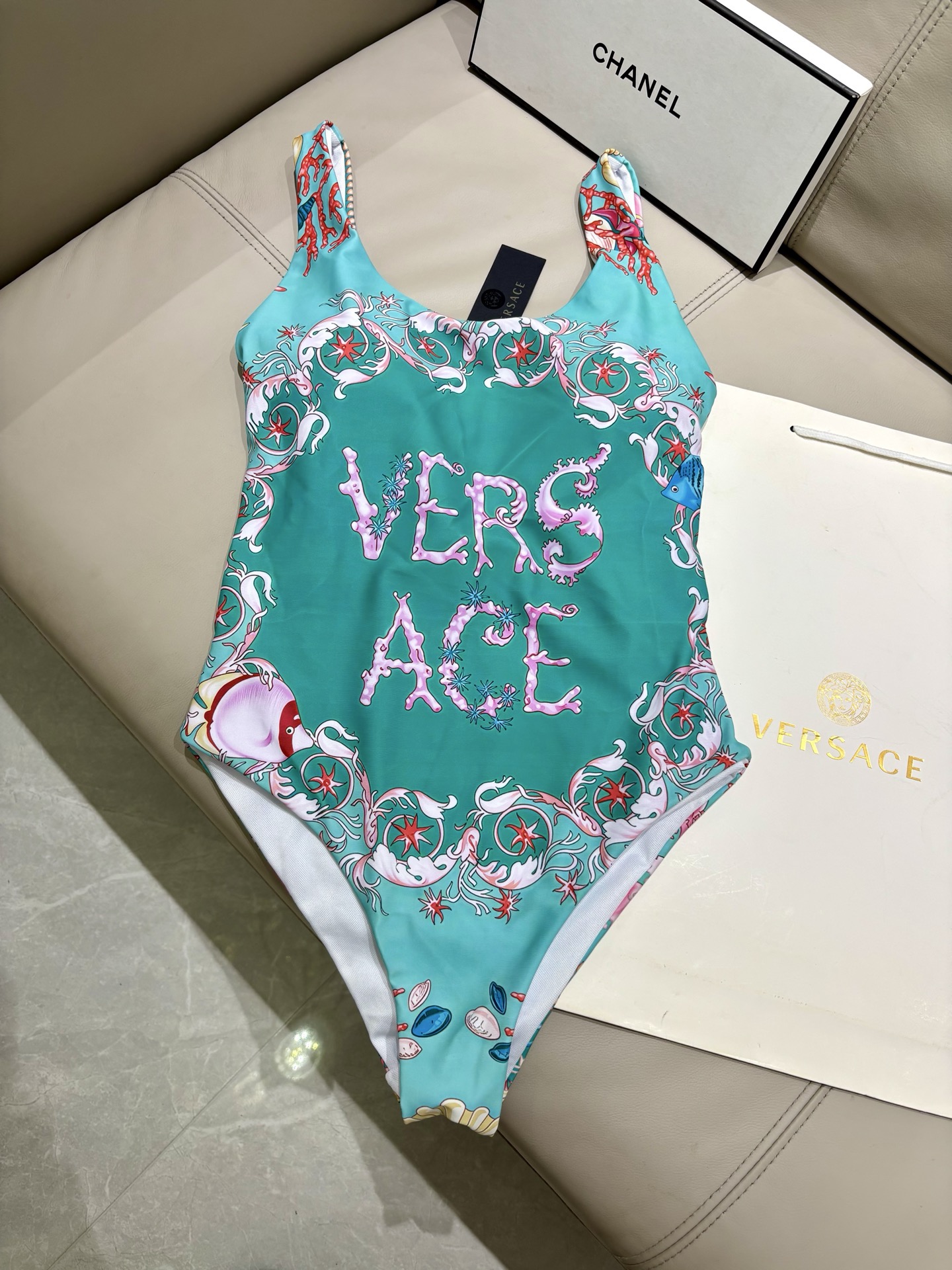 范思哲专柜新款连体泳衣 气质高雅 😍🥰适合多种场景的游泳衣🏊‍♀️海边 游泳池 温泉 水上乐园 漂流都可