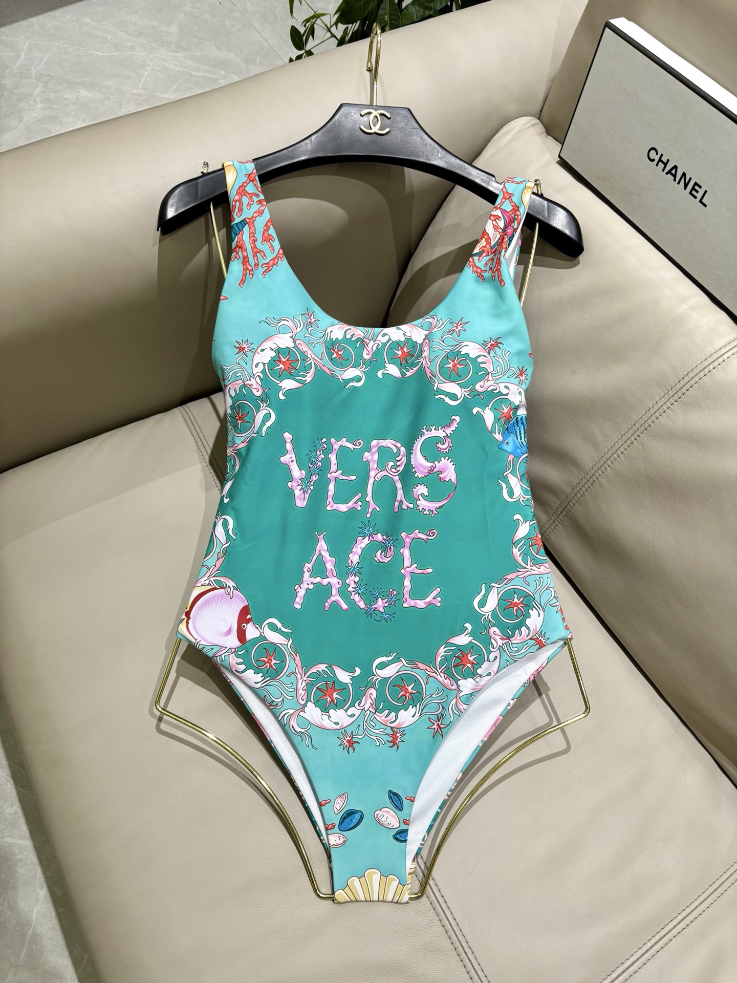 范思哲专柜新款连体泳衣 气质高雅 😍🥰适合多种场景的游泳衣🏊‍♀️海边 游泳池 温泉 水上乐园 漂流都可