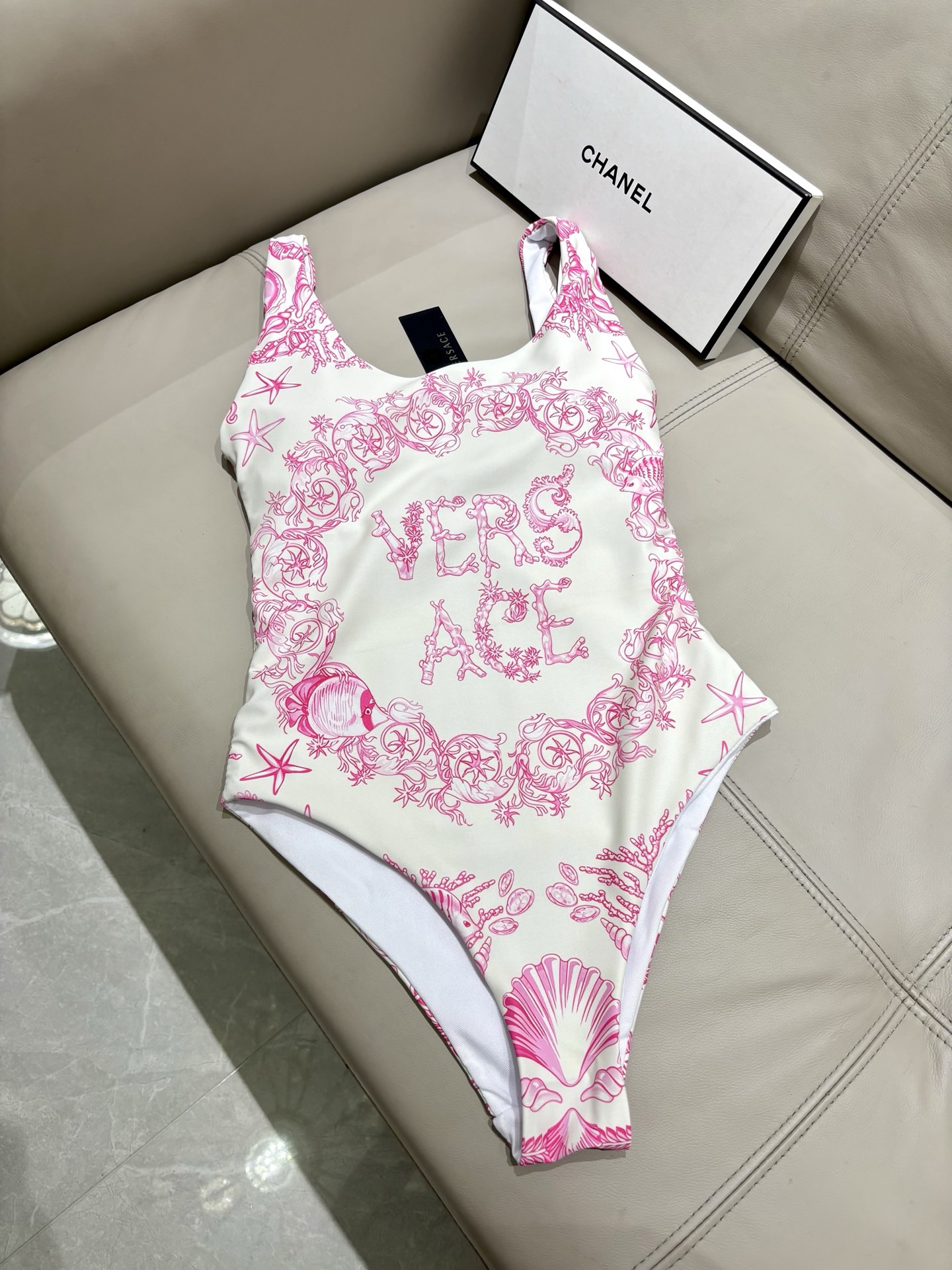 范思哲专柜新款连体泳衣 气质高雅 😍🥰适合多种场景的游泳衣🏊‍♀️海边 游泳池 温泉 水上乐园 漂流都可