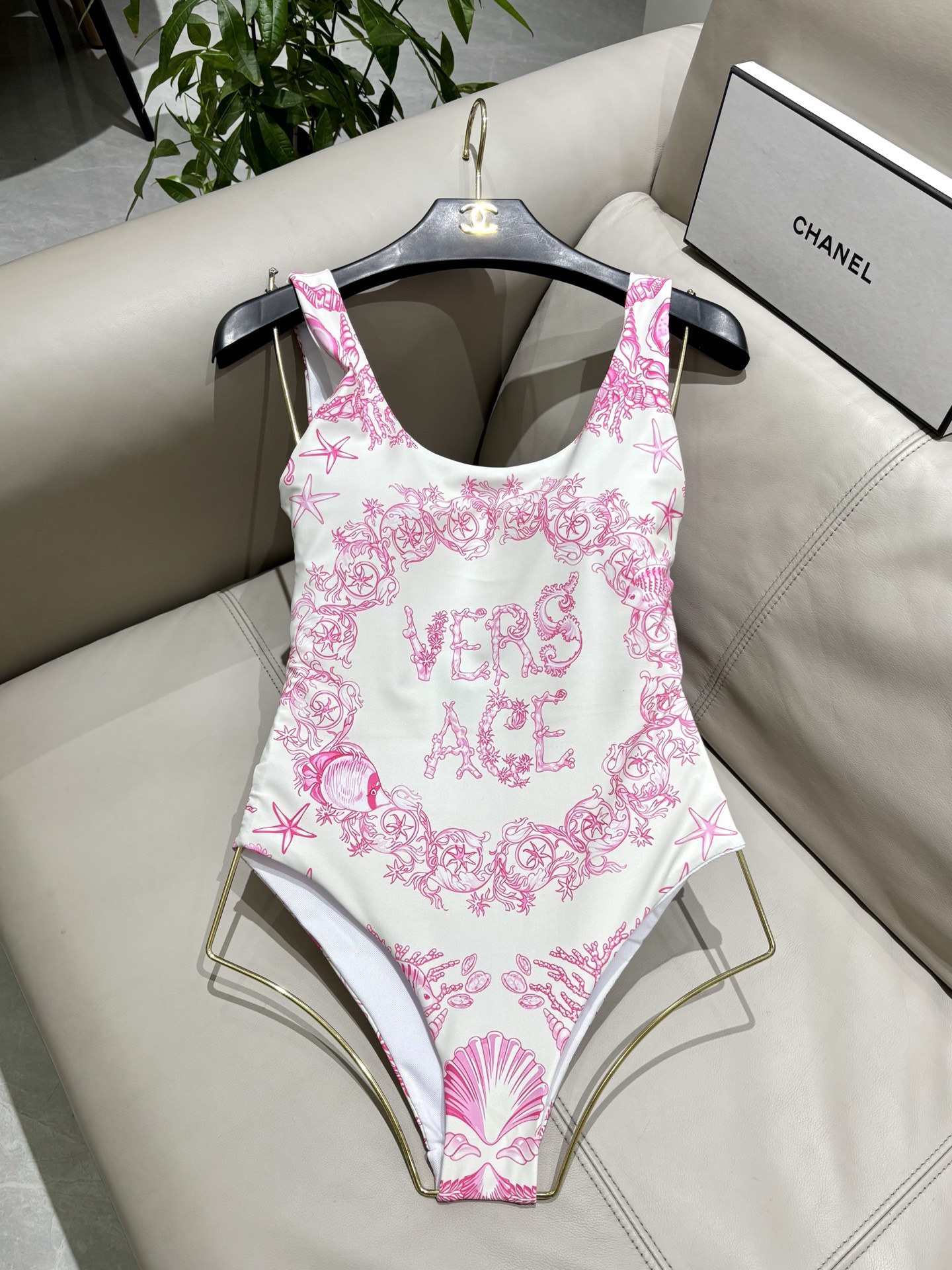 范思哲专柜新款连体泳衣 气质高雅 😍🥰适合多种场景的游泳衣🏊‍♀️海边 游泳池 温泉 水上乐园 漂流都可
