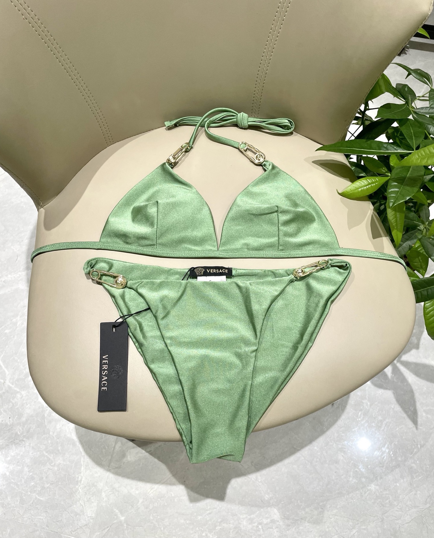 范思哲比基尼泳衣👙❤️😍🥰适合多种场景的游泳衣🏊‍♀️海边 游泳池 温泉 水上乐园 漂流都可以😌内搭外穿