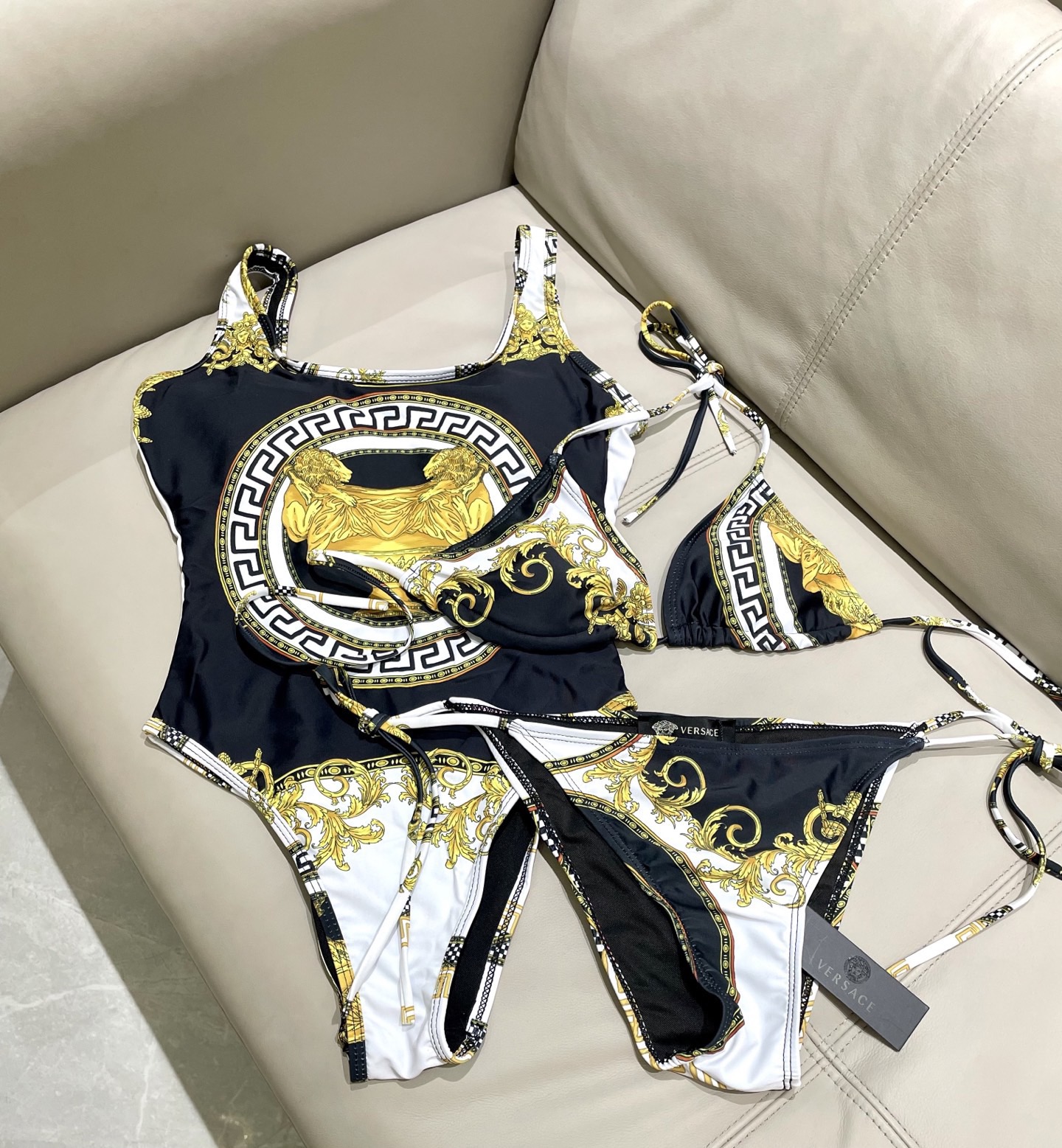 范思哲泳衣👙❤️😍🥰适合多种场景的游泳衣🏊‍♀️海边 游泳池 温泉 水上乐园 漂流都可以😌内搭外穿也完全