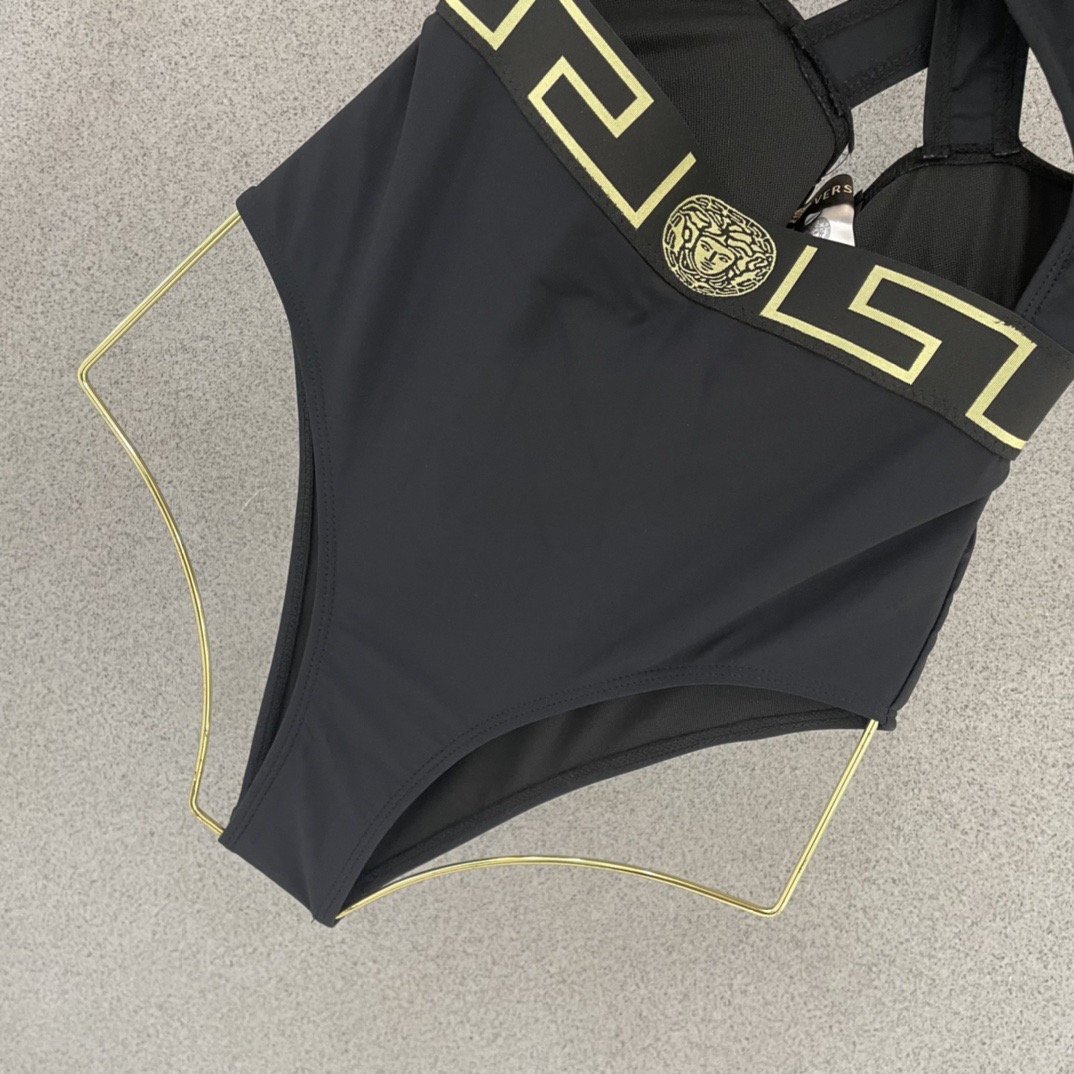 范思哲连体👙❤️😍🥰适合多种场景的游泳衣🏊‍♀️海边 游泳池 温泉 水上乐园 漂流都可以😌内搭外穿也完全