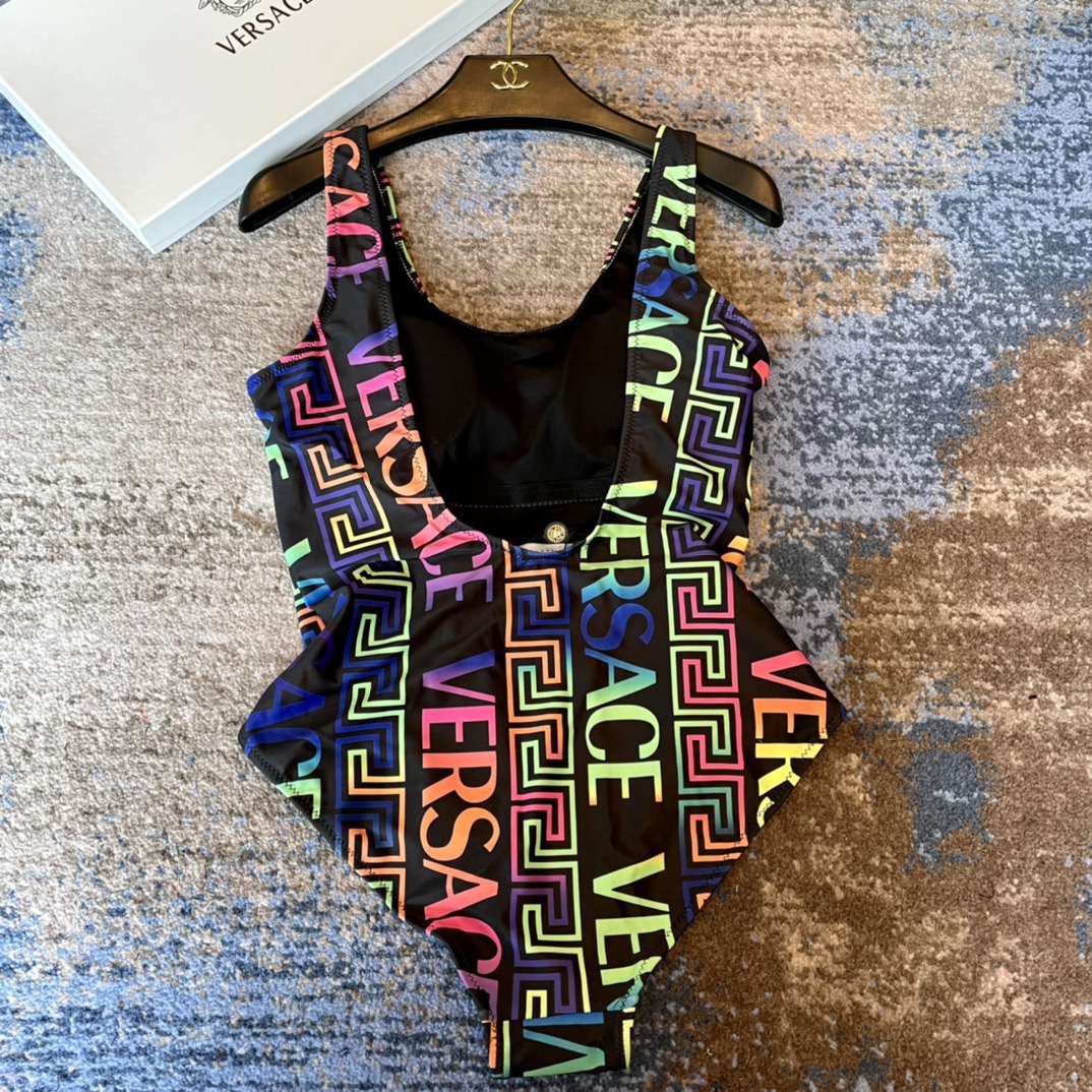 范思哲连体👙❤️😍🥰适合多种场景的游泳衣🏊‍♀️海边 游泳池 温泉 水上乐园 漂流都可以😌内搭外穿也完全