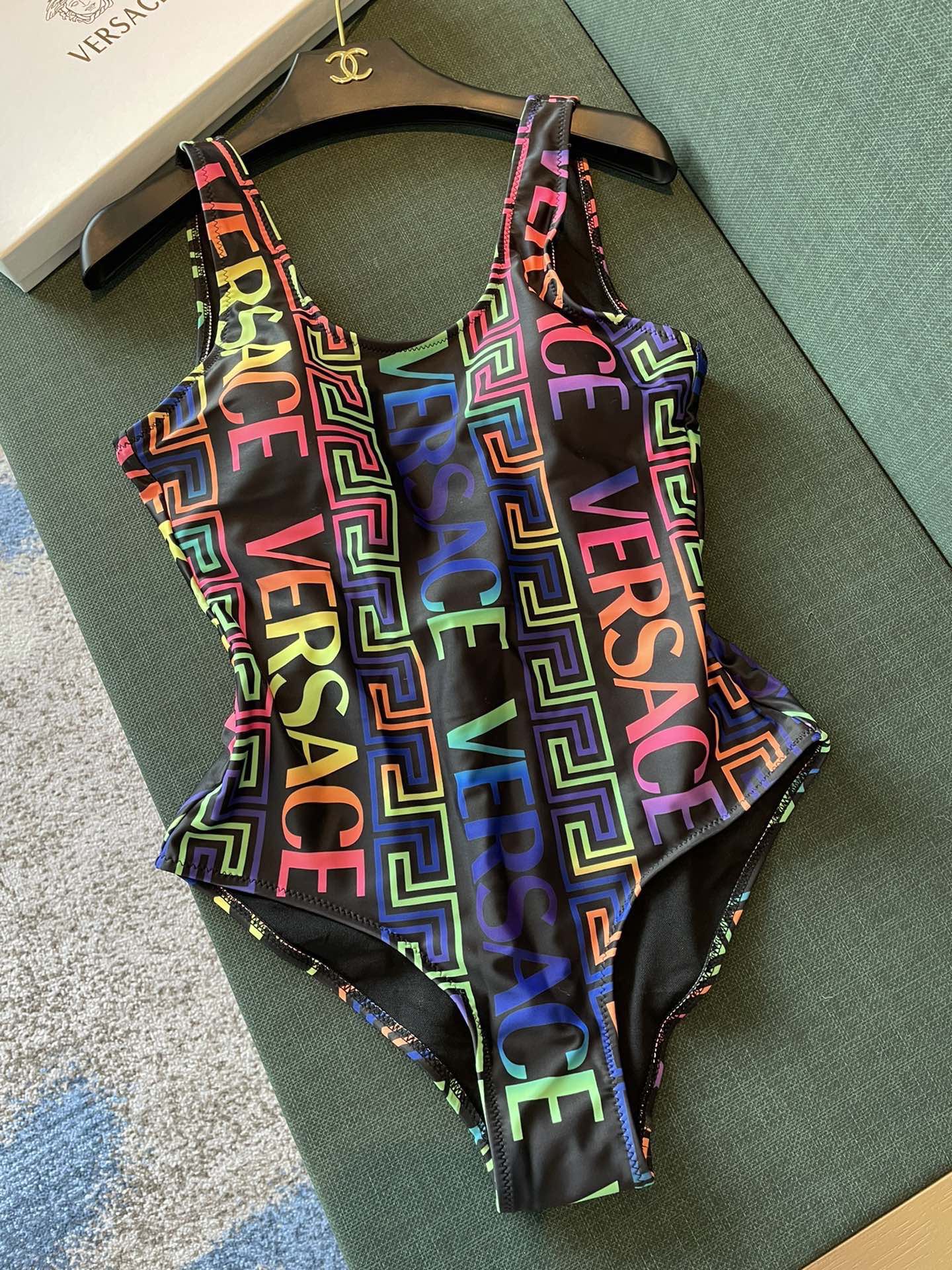 范思哲连体👙❤️😍🥰适合多种场景的游泳衣🏊‍♀️海边 游泳池 温泉 水上乐园 漂流都可以😌内搭外穿也完全
