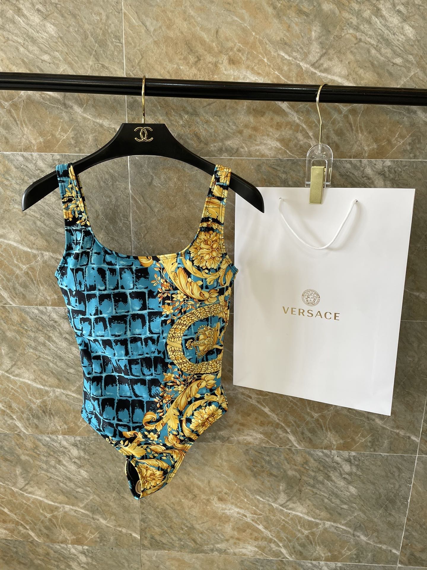 范思哲连体👙❤️😍🥰适合多种场景的游泳衣🏊‍♀️海边 游泳池 温泉 水上乐园 漂流都可以😌内搭外穿也完全