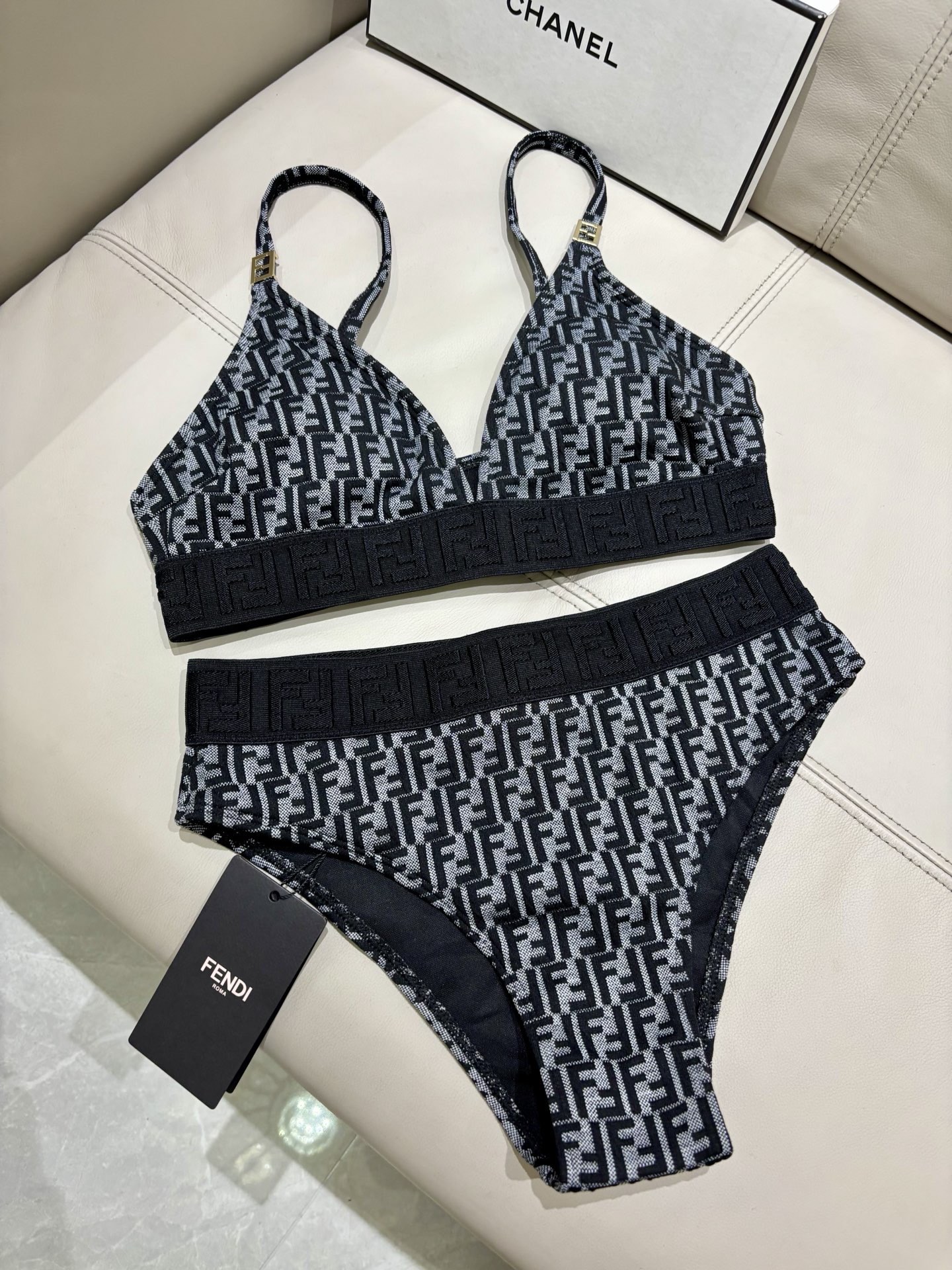 芬迪新款分体泳衣 适合多种场景的游泳衣🏊‍♀️海边 游泳池 温泉 水上乐园 漂流都可以😌内搭也完全可以 