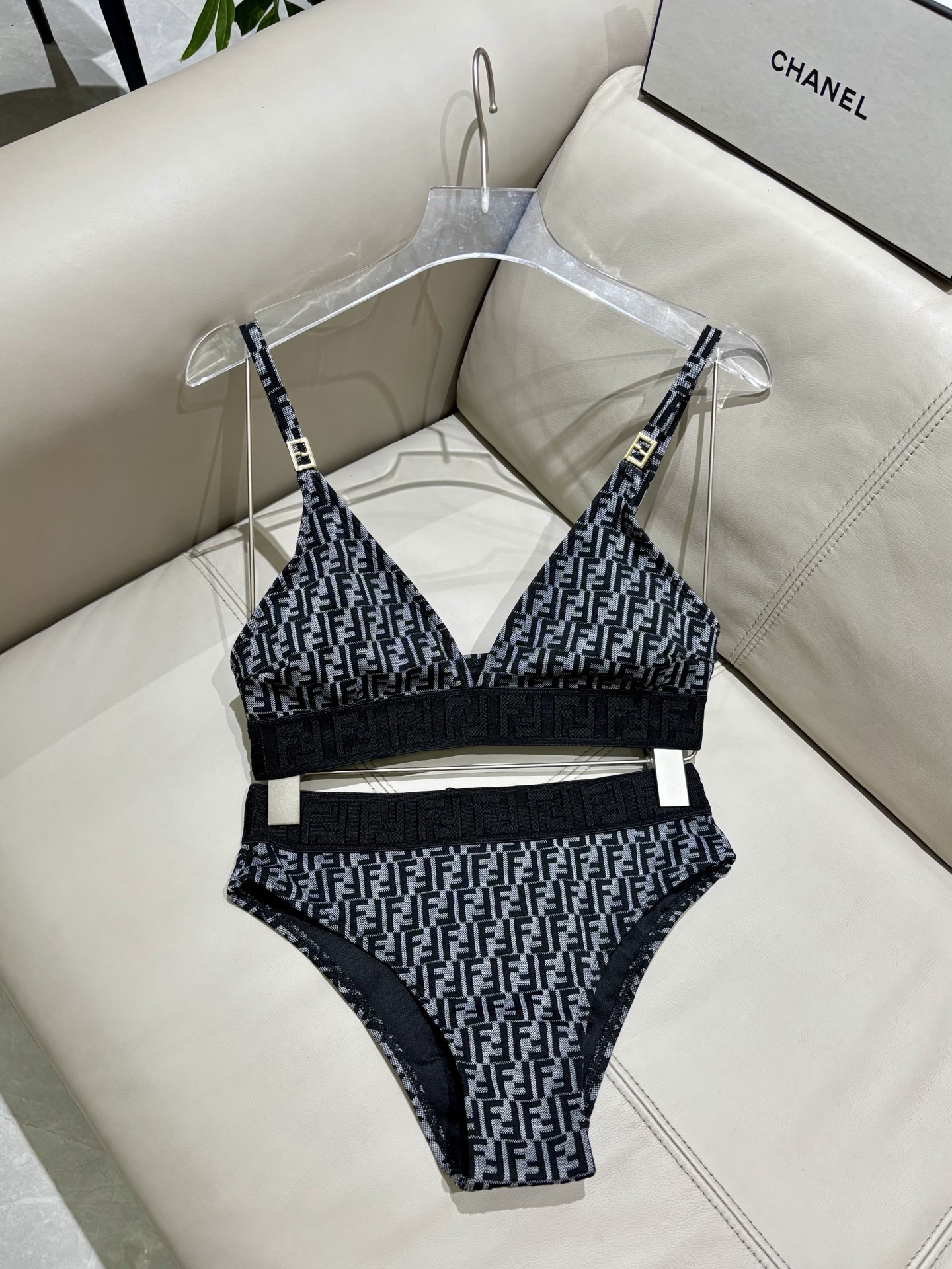 芬迪新款分体泳衣 适合多种场景的游泳衣🏊‍♀️海边 游泳池 温泉 水上乐园 漂流都可以😌内搭也完全可以 