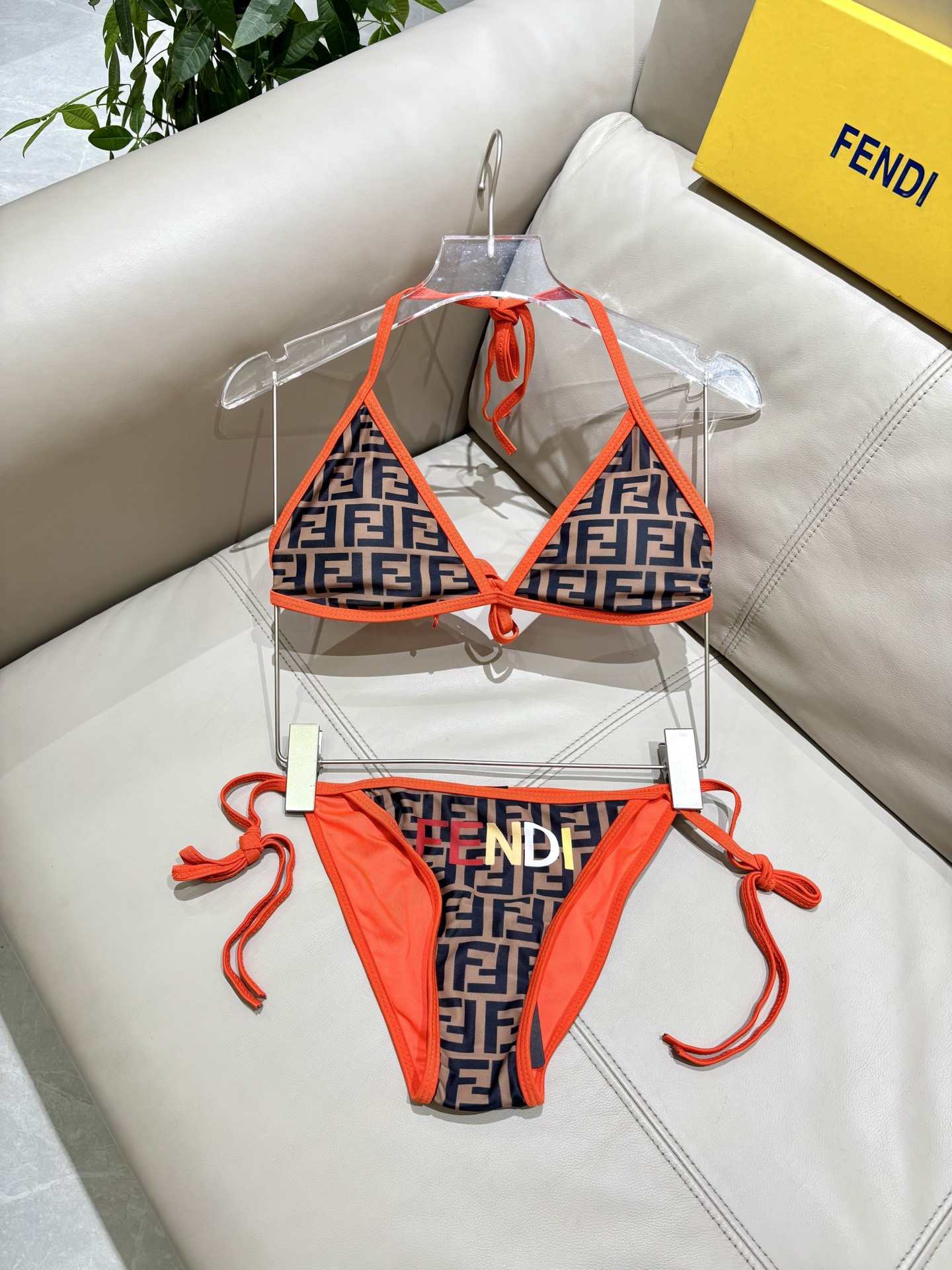 芬迪新款分体泳衣 适合多种场景的游泳衣🏊‍♀️海边 游泳池 温泉 水上乐园 漂流都可以😌内搭也完全可以 