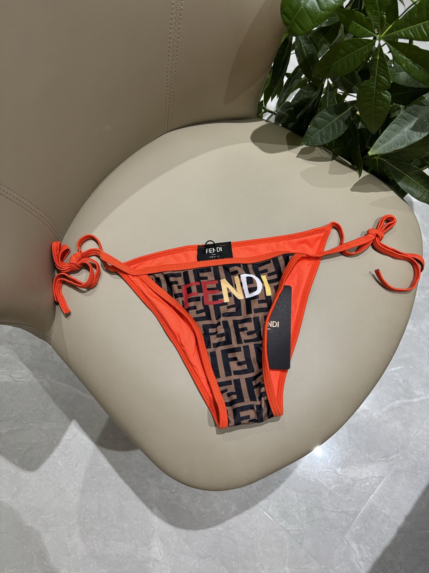 芬迪新款分体泳衣 适合多种场景的游泳衣🏊‍♀️海边 游泳池 温泉 水上乐园 漂流都可以😌内搭也完全可以 