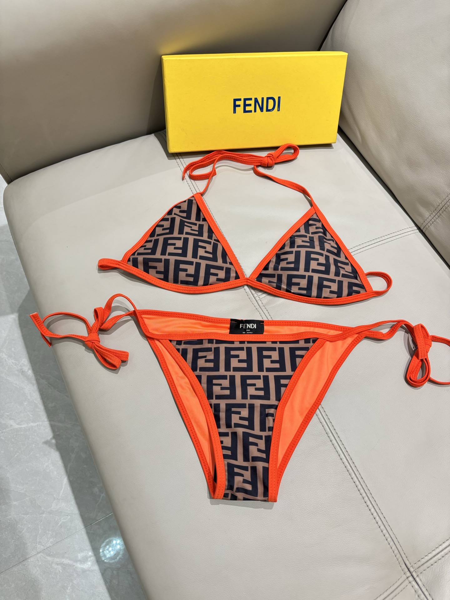 芬迪新款分体泳衣 适合多种场景的游泳衣🏊‍♀️海边 游泳池 温泉 水上乐园 漂流都可以😌内搭也完全可以 