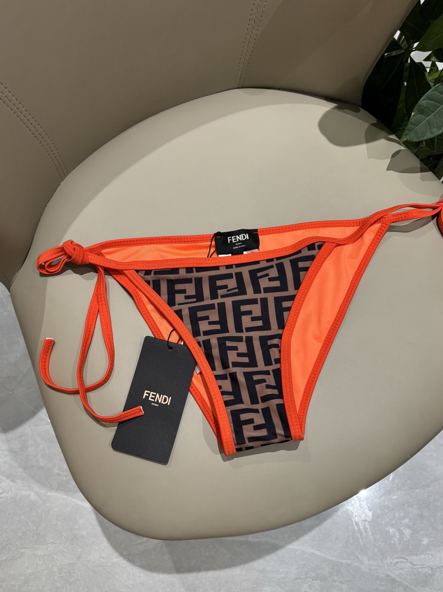 芬迪新款分体泳衣 适合多种场景的游泳衣🏊‍♀️海边 游泳池 温泉 水上乐园 漂流都可以😌内搭也完全可以 