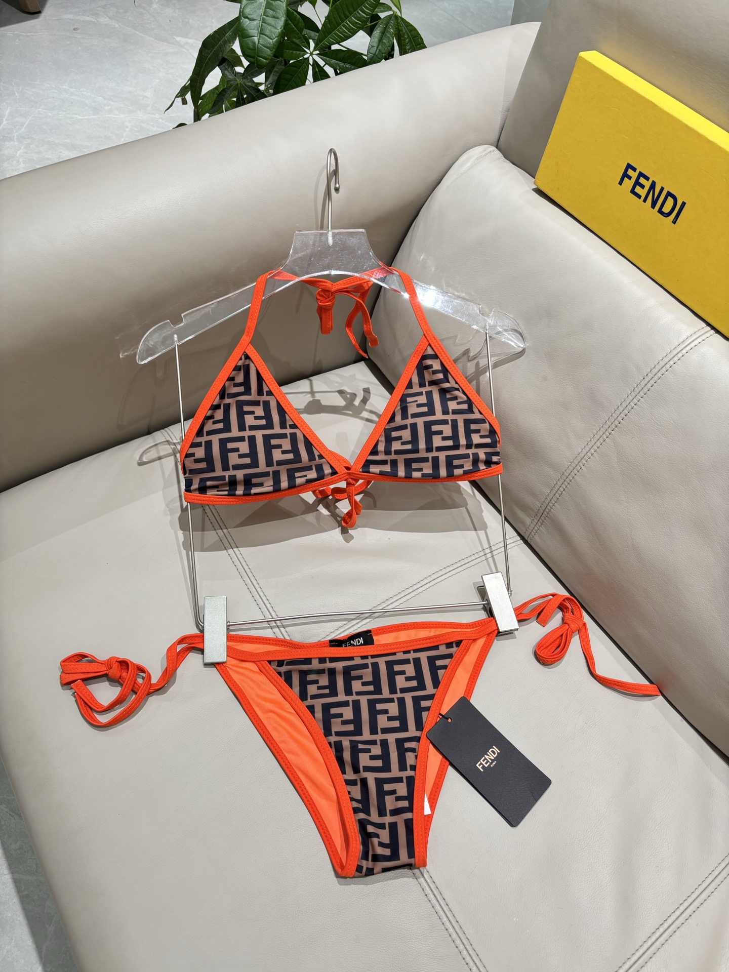 芬迪新款分体泳衣 适合多种场景的游泳衣🏊‍♀️海边 游泳池 温泉 水上乐园 漂流都可以😌内搭也完全可以 
