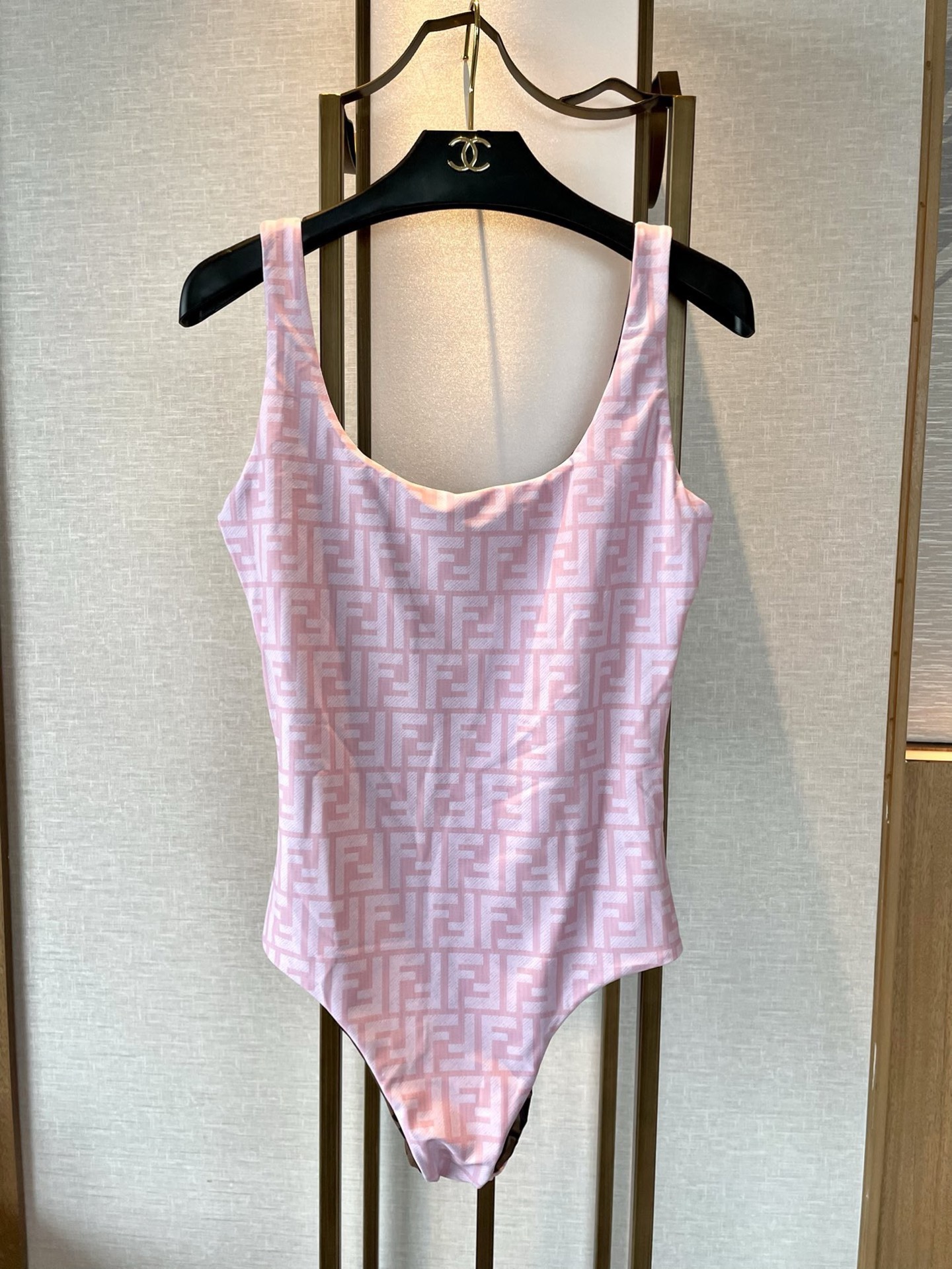 芬迪新款连体泳衣 适合多种场景的游泳衣🏊‍♀️海边 游泳池 温泉 水上乐园 漂流都可以😌内搭也完全可以 