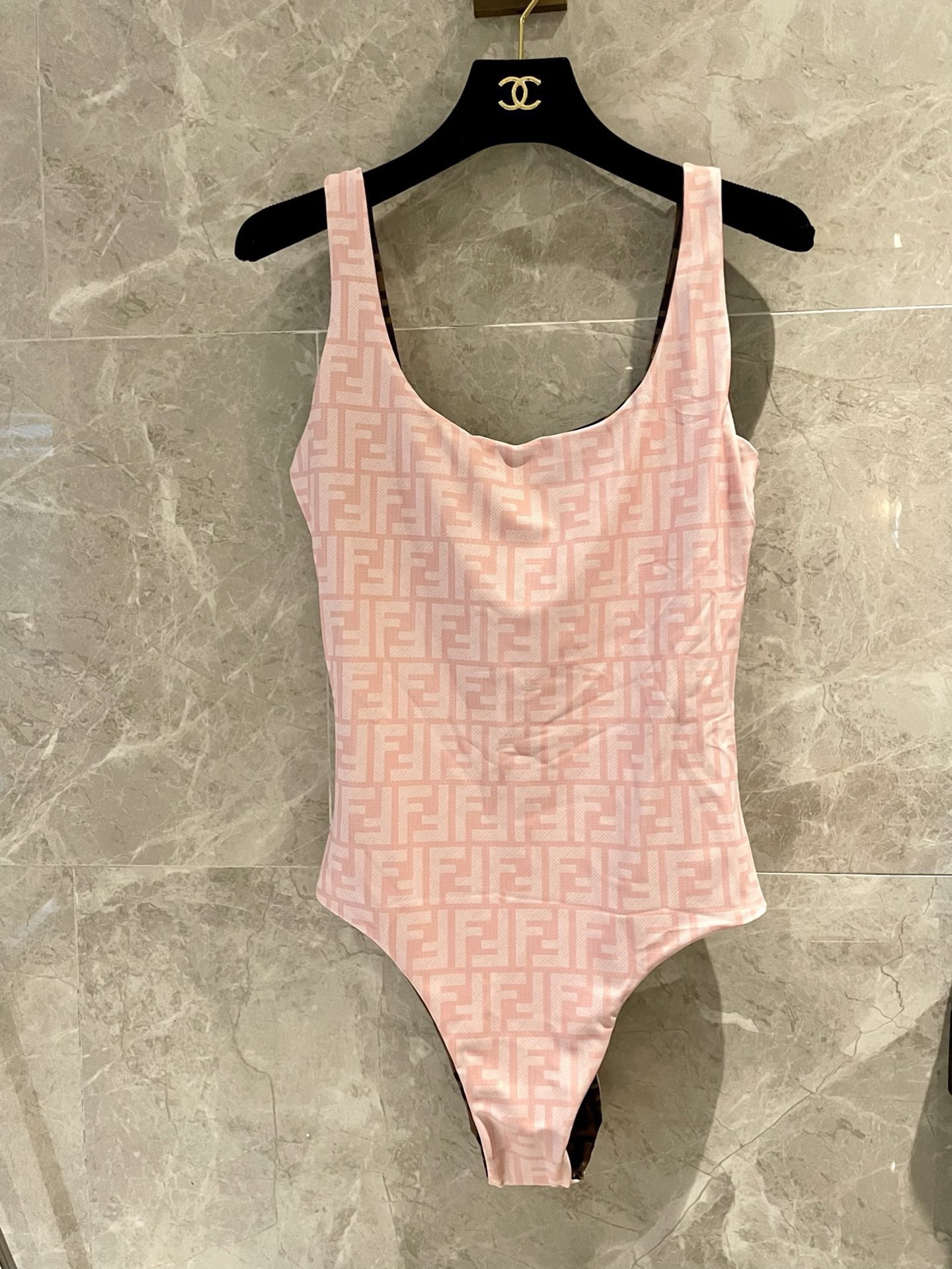 芬迪新款连体泳衣 适合多种场景的游泳衣🏊‍♀️海边 游泳池 温泉 水上乐园 漂流都可以😌内搭也完全可以 