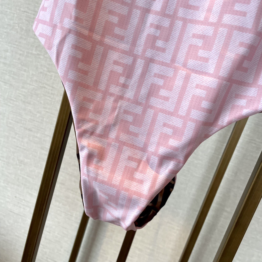 芬迪新款连体泳衣 适合多种场景的游泳衣🏊‍♀️海边 游泳池 温泉 水上乐园 漂流都可以😌内搭也完全可以 