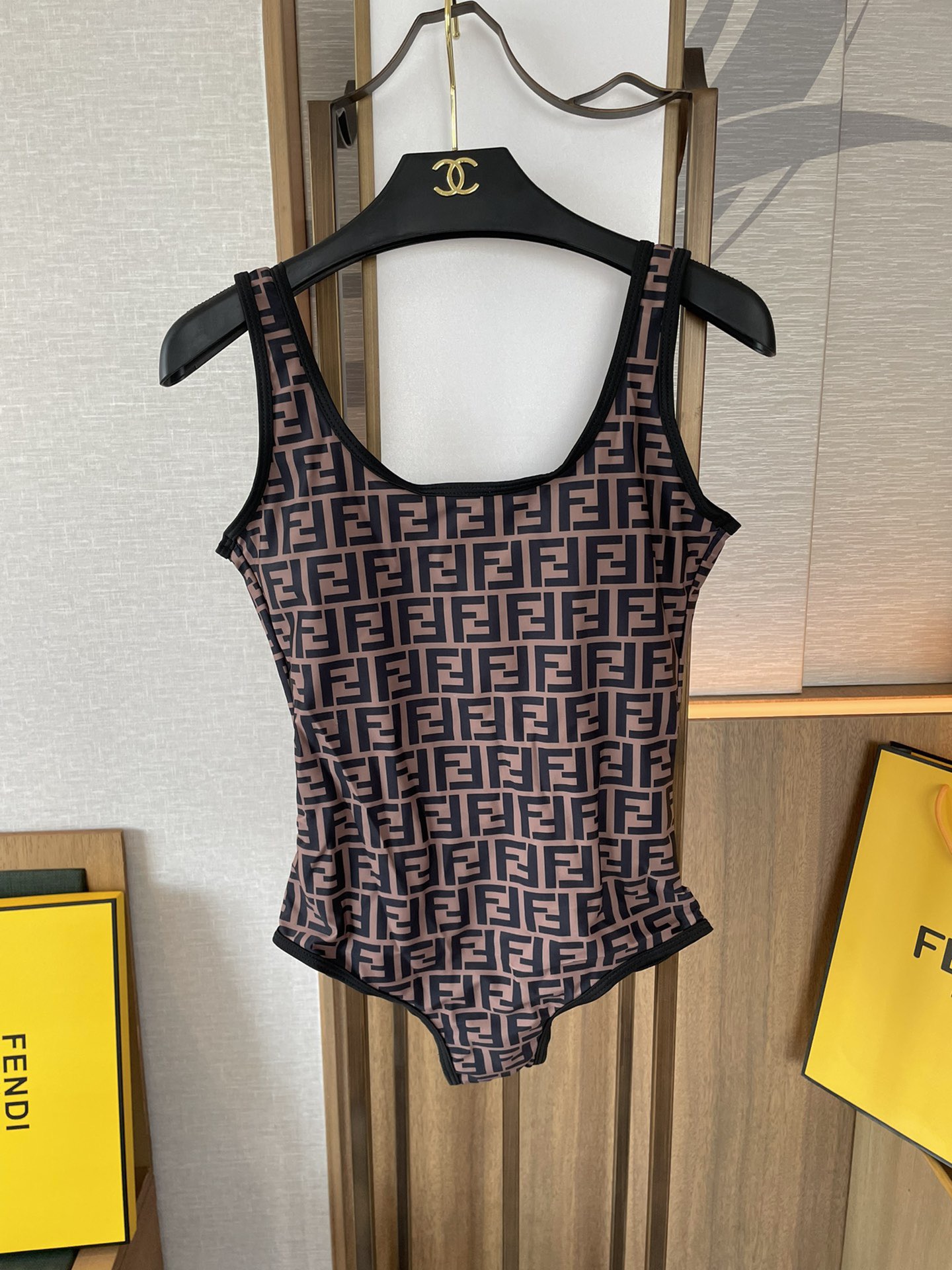 芬迪新款连体泳衣 适合多种场景的游泳衣🏊‍♀️海边 游泳池 温泉 水上乐园 漂流都可以😌内搭也完全可以 