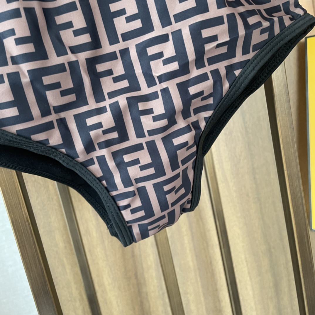 芬迪新款连体泳衣 适合多种场景的游泳衣🏊‍♀️海边 游泳池 温泉 水上乐园 漂流都可以😌内搭也完全可以 