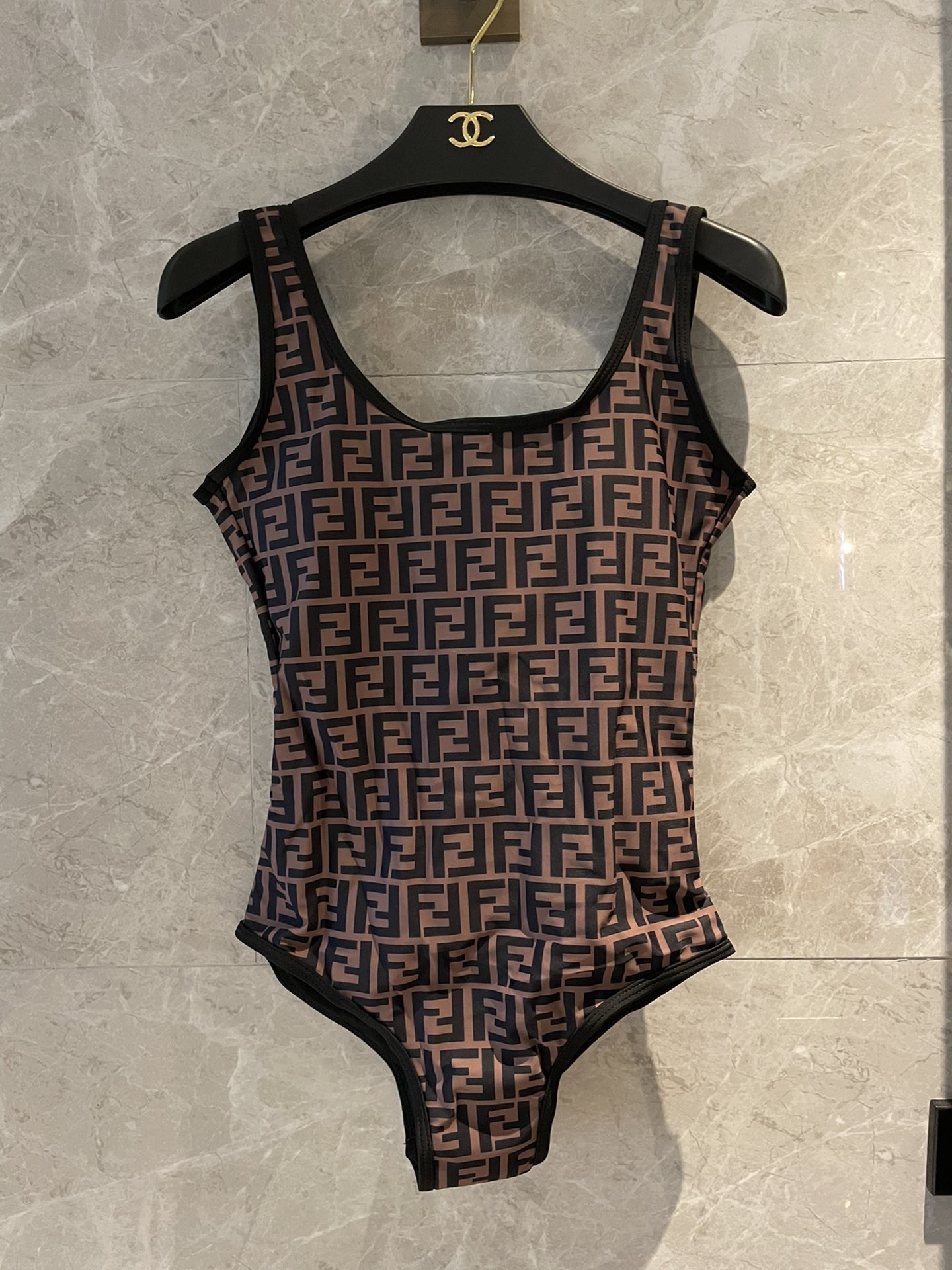 芬迪新款连体泳衣 适合多种场景的游泳衣🏊‍♀️海边 游泳池 温泉 水上乐园 漂流都可以😌内搭也完全可以 